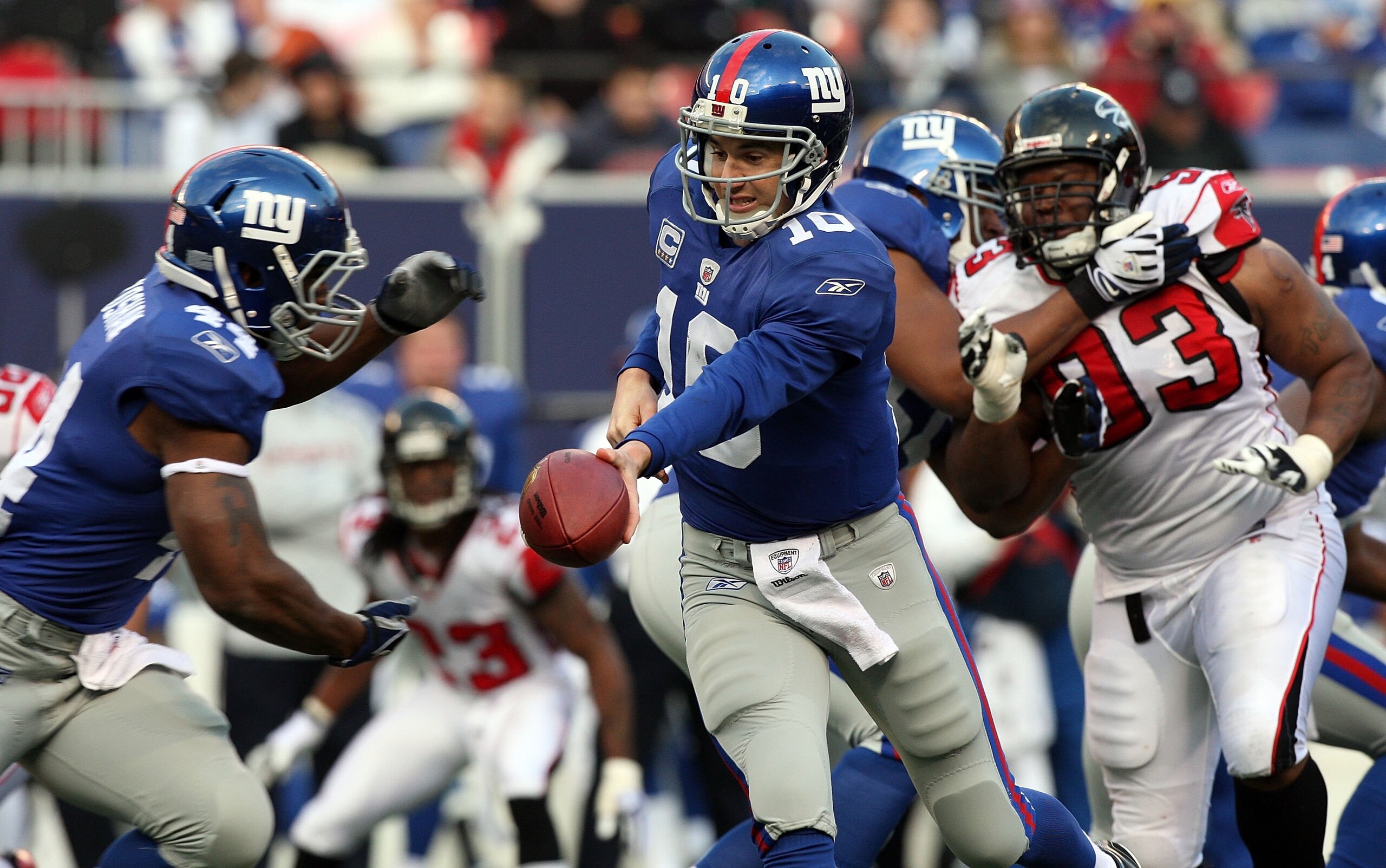 EAST RUTHERFORD, NJ - NOVEMBER 22: Eli Manning #10 of the New York Giants hands off the ball against the Atlanta Falcons to teammate Ahmad Bradshaw #44 on November 22, 2009 at Giants Stadium in East Rutherford, New Jersey. The Giants defeated the Falcons