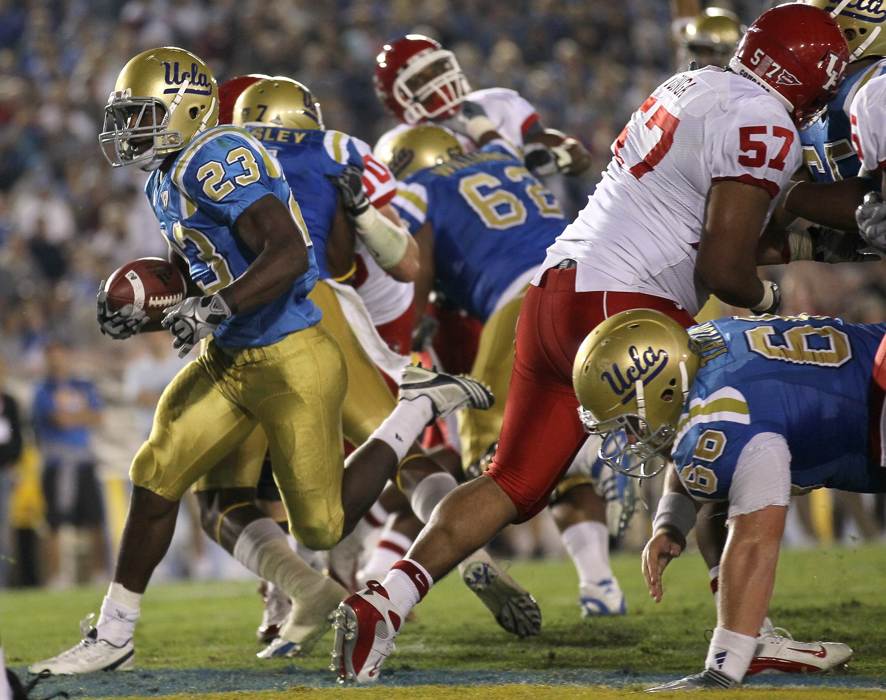 PASADENA, CA - SEPTEMBER 18:  Running back Johnathan Franklin #23 of the UCLA Bruins carries for a touchdown against the Houston Cougars in the second quarter at the Rose Bowl on September 18, 2010 in Pasadena, California. UCLA won 31-13. (Photo by Stephe