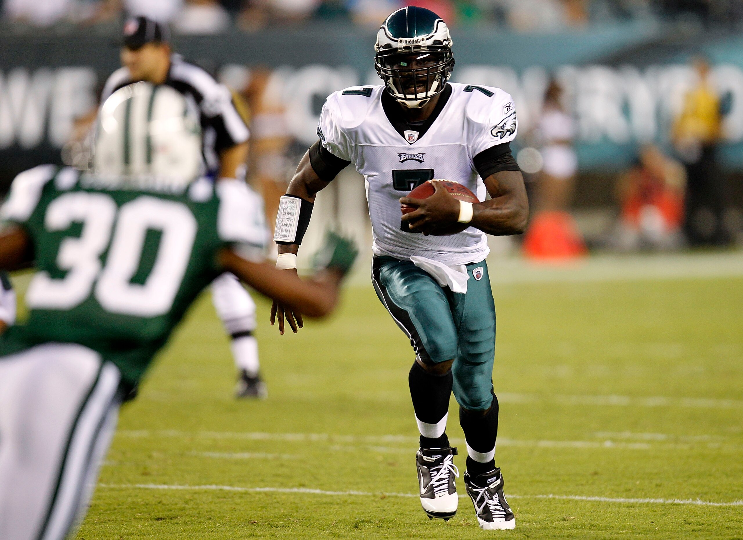 PHILADELPHIA - SEPTEMBER 02:  Michael Vick #7 of the Philadelphia Eagles runs the ball during a preseason game against the New York Jets at Lincoln Financial Field on September 2, 2010 in Philadelphia, Pennsylvania.  (Photo by Jeff Zelevansky/Getty Images