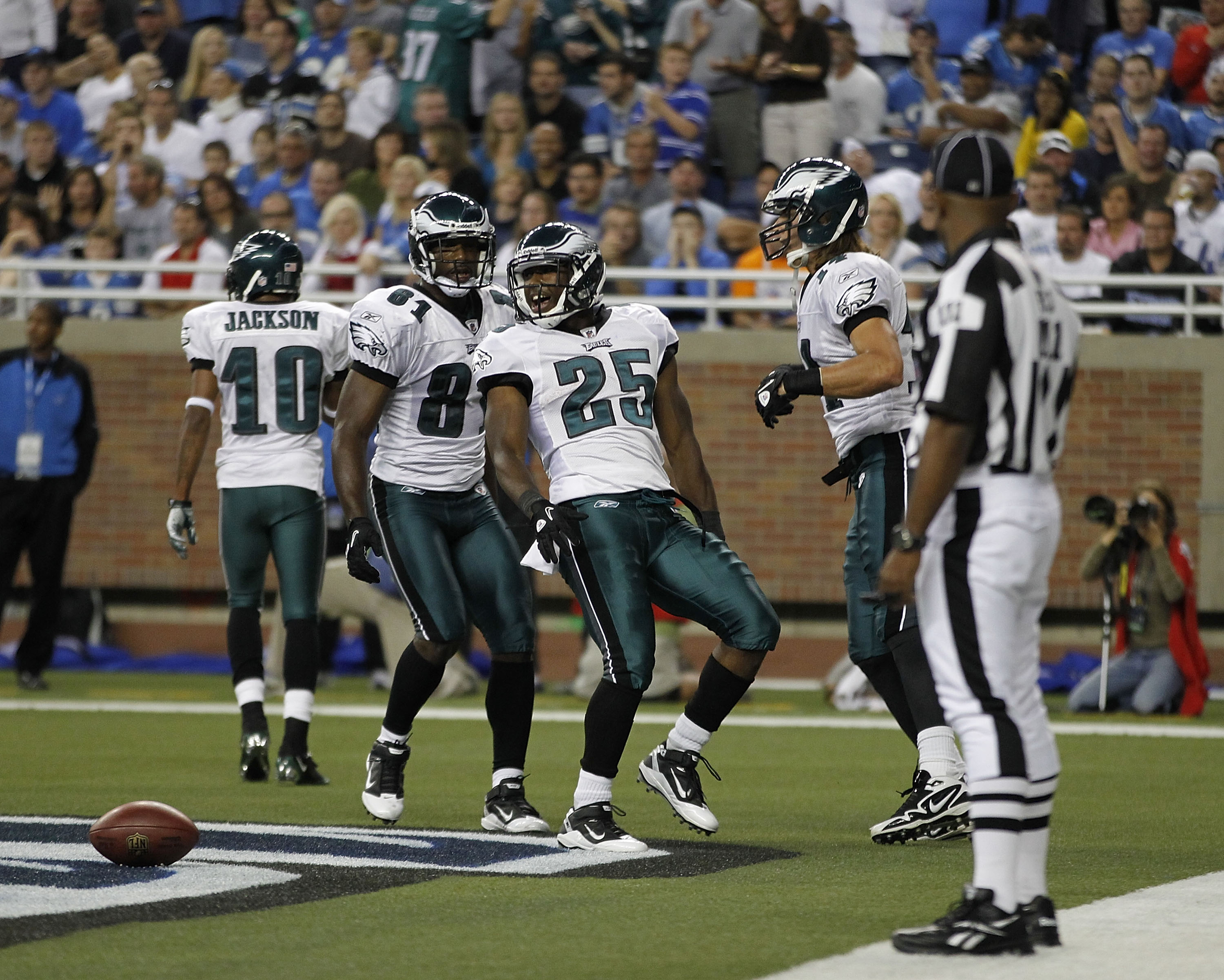 DETROIT - SEPTEMBER 19: LeSean McCoy #25 of the Philadelphia Eagles scores on a 14 yard run during the second quarter of the game against the Detroit Lions at Ford Field on September 19, 2010 in Detroit, Michigan.  (Photo by Leon Halip/Getty Images)
