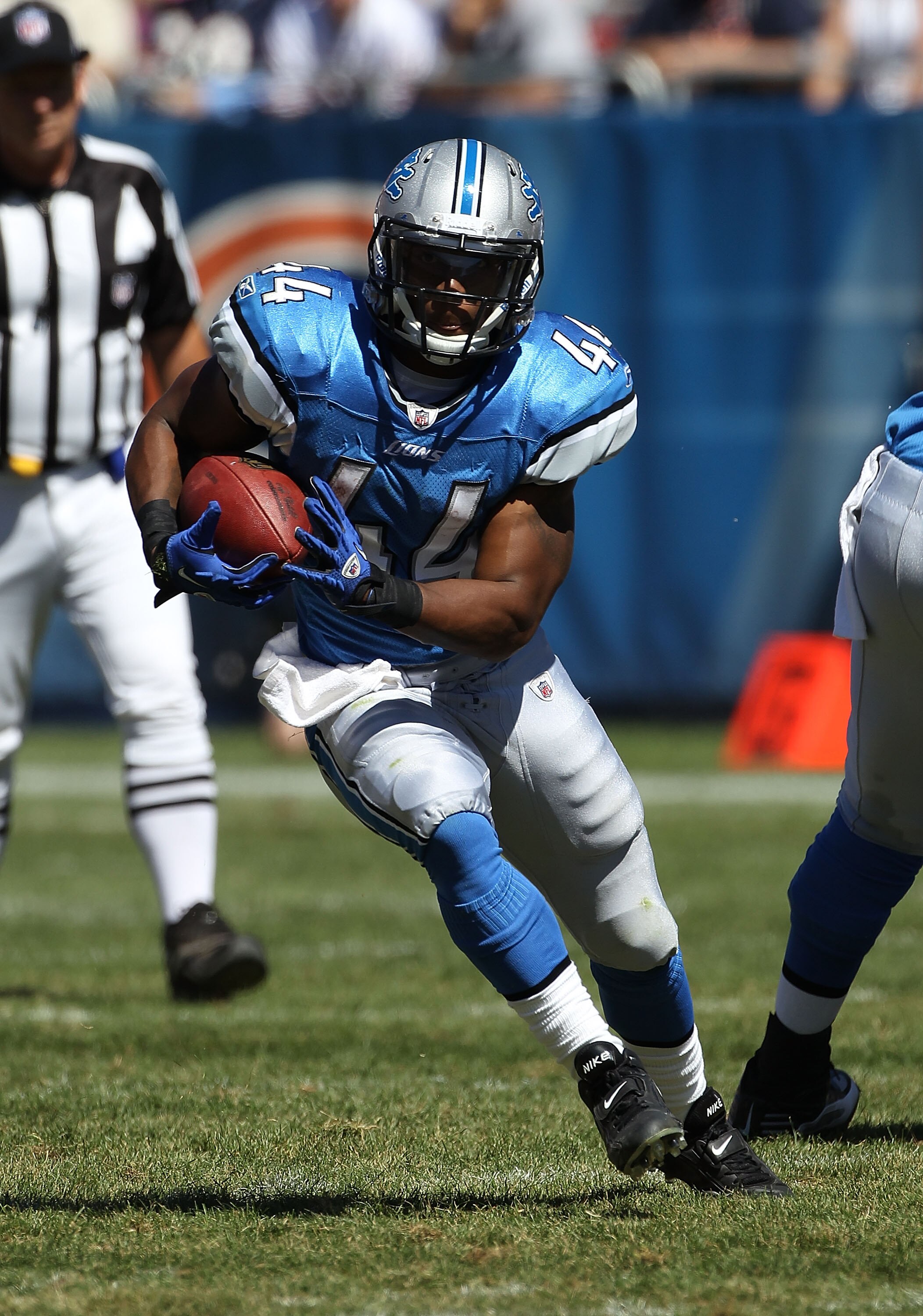 CHICAGO - SEPTEMBER 12: Jahvid Best #44 of the Detroit Lions runs against the Chicago Bears during the NFL season opening game at Soldier Field on September 12, 2010 in Chicago, Illinois. The Bears defeated the Lions 19-14. (Photo by Jonathan Daniel/Getty