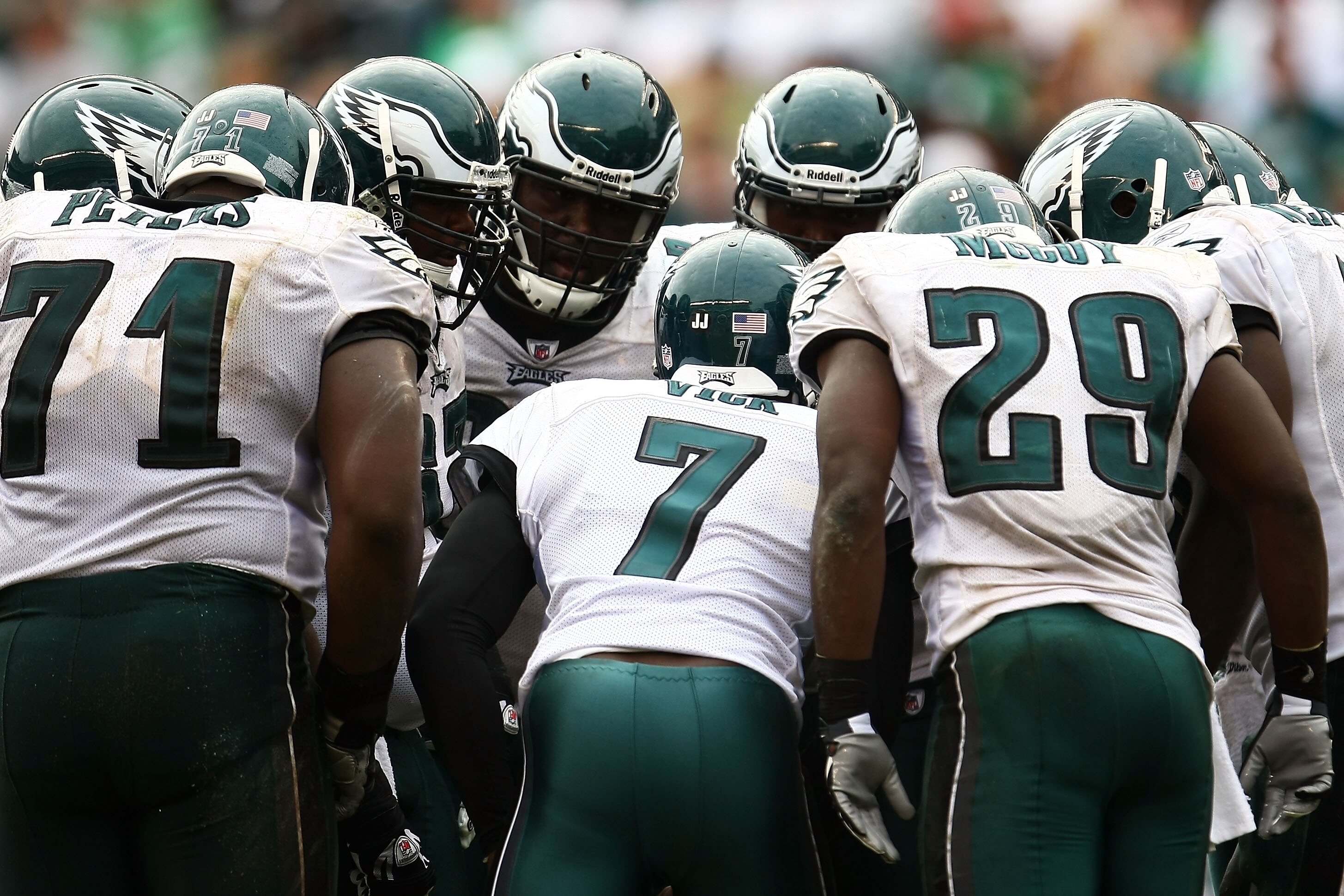 PHILADELPHIA - SEPTEMBER 27:  Michael Vick #7 of the Philadelphia Eagles talks to team mates in the huddle against the Kansas City Chiefs on September 27, 2009 at Lincoln Financial Field in Philadelphia, Pennsylvania.  (Photo by Chris McGrath/Getty Images