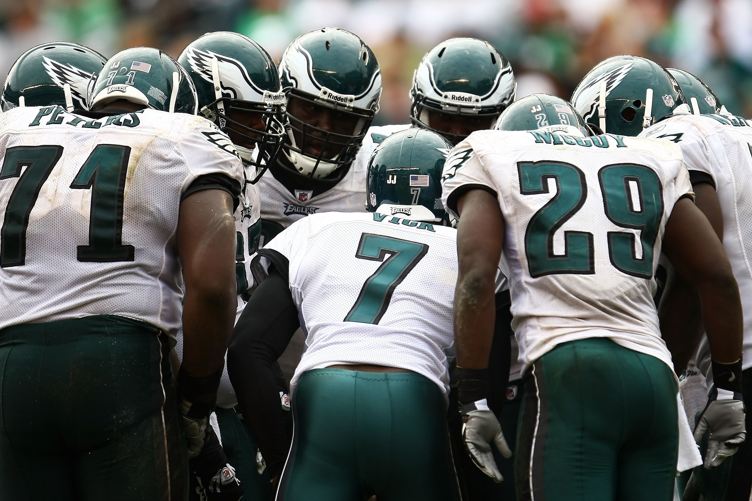 PHILADELPHIA - SEPTEMBER 27:  Michael Vick #7 of the Philadelphia Eagles talks to team mates in the huddle against the Kansas City Chiefs on September 27, 2009 at Lincoln Financial Field in Philadelphia, Pennsylvania.  (Photo by Chris McGrath/Getty Images