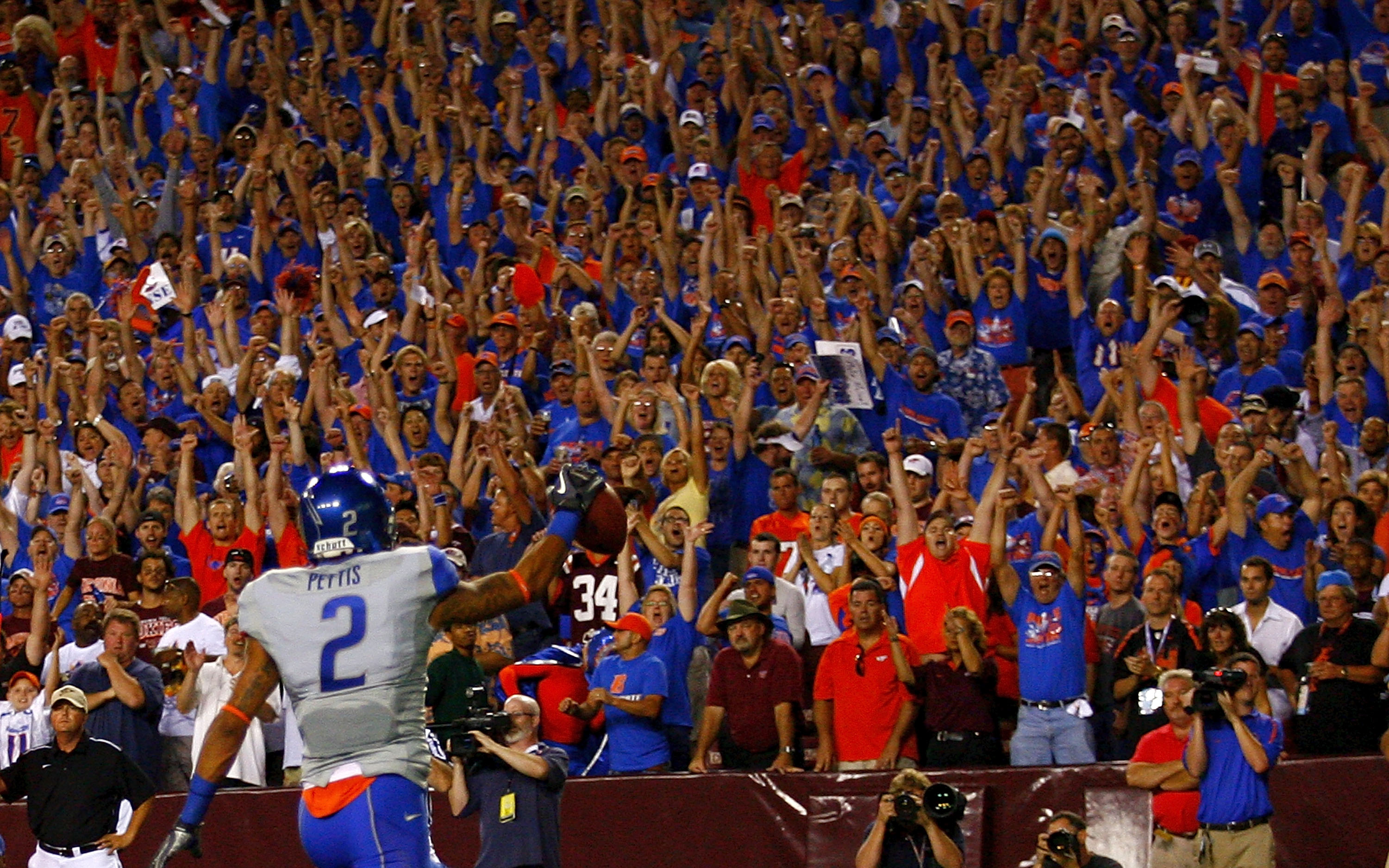 LANDOVER, MD - SEPTEMBER 06:  Boise State Broncos fans cheer after wide receiver Austin Pettis #2 scores a touchdown against the Virginia Tech Hokies at FedExField on September 6, 2010 in Landover, Maryland.  (Photo by Geoff Burke/Getty Images)