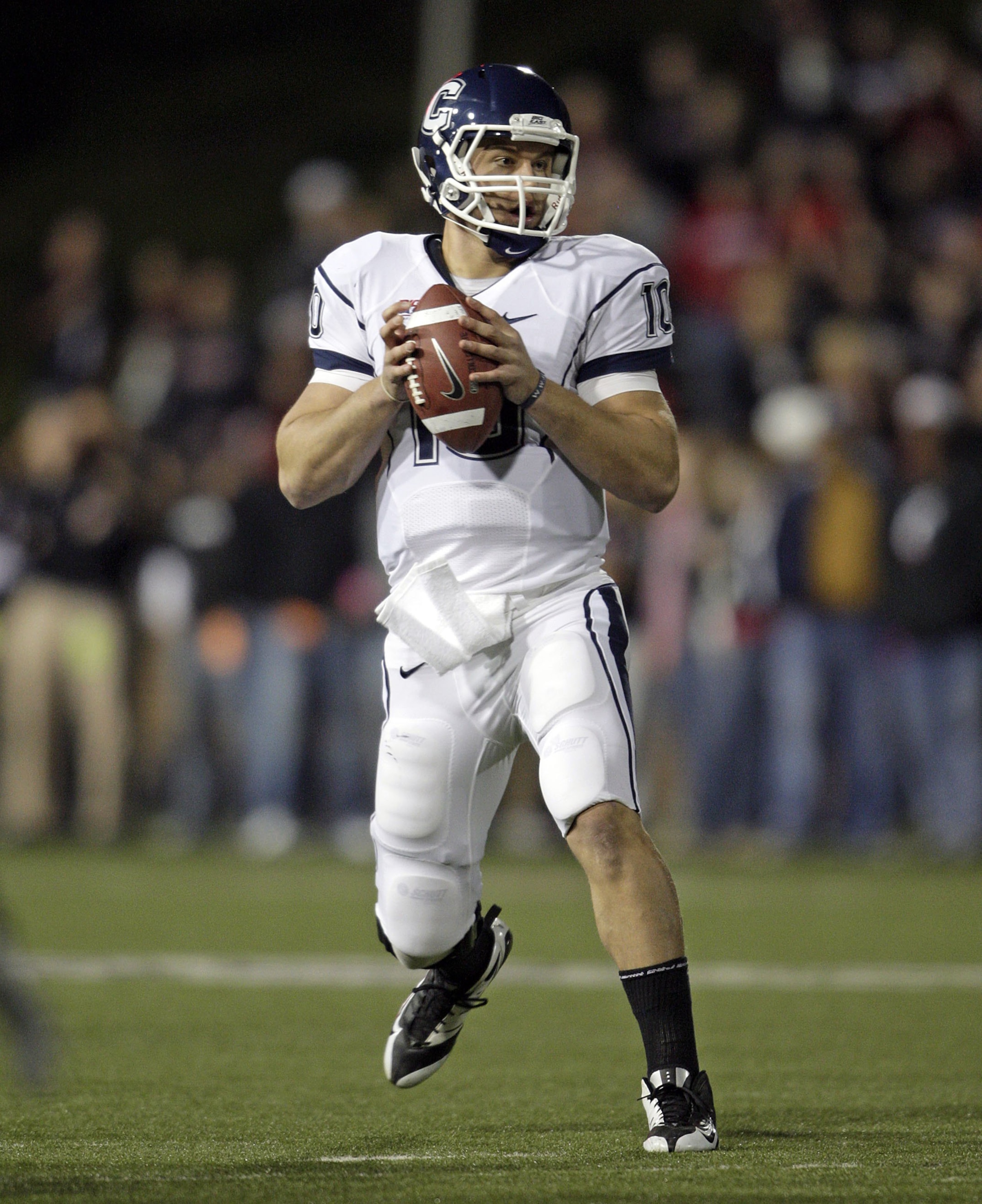 CINCINNATI - NOVEMBER 07:  Zach Frazer #10 of the Connecticut Huskies passes against the Cincinnati Bearcats during the Big East Conference game at Nippert Stadium on November 7, 2009 in Cincinnati, Ohio.  (Photo by Andy Lyons/Getty Images)