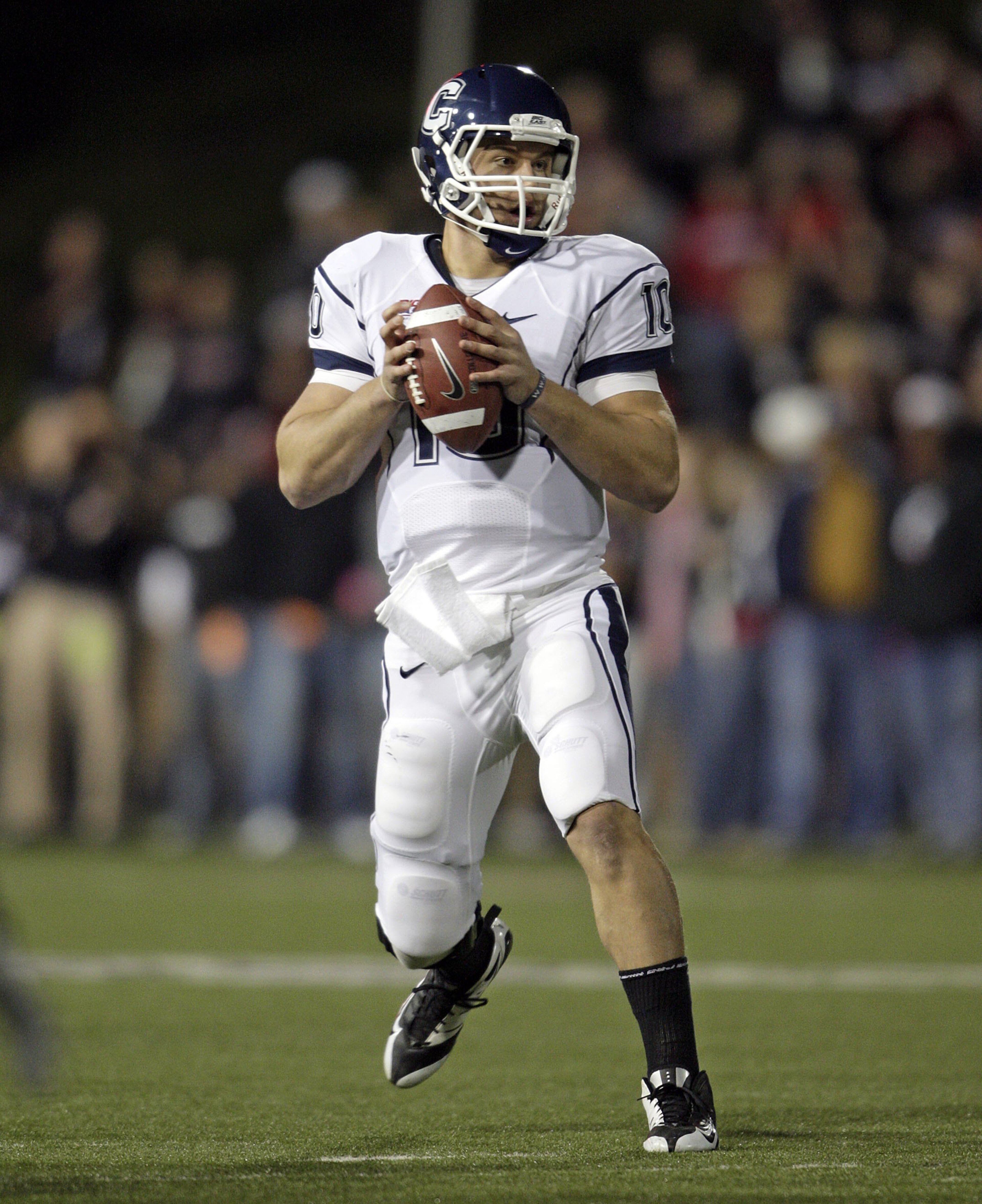 CINCINNATI - NOVEMBER 07:  Zach Frazer #10 of the Connecticut Huskies passes against the Cincinnati Bearcats during the Big East Conference game at Nippert Stadium on November 7, 2009 in Cincinnati, Ohio.  (Photo by Andy Lyons/Getty Images)