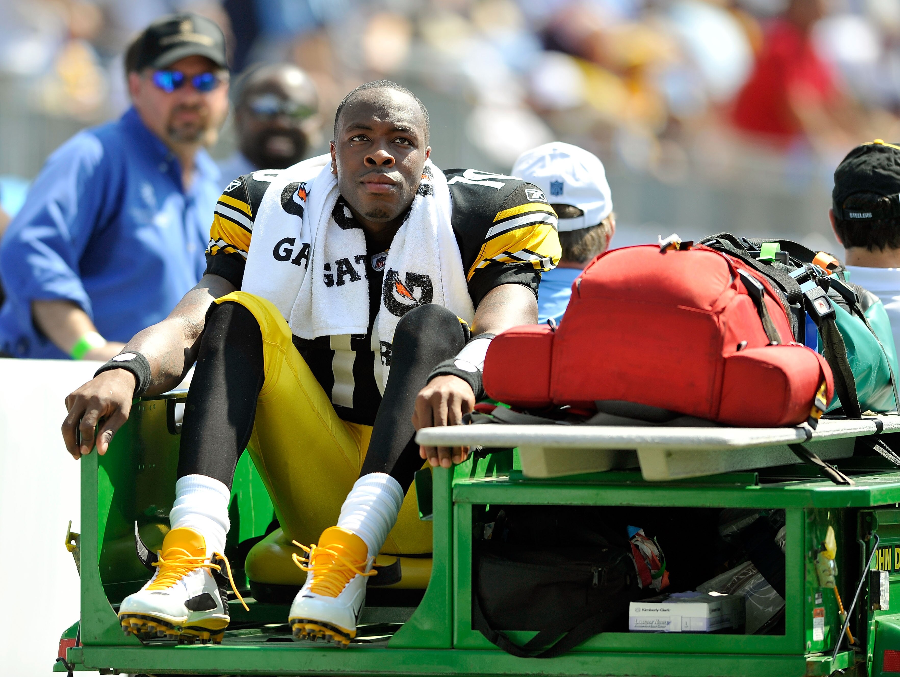 NASHVILLE, TN - SEPTEMBER 19:  Quarterback Dennis Dixon #10 of the Pittsburgh Steelers returns to field during the second quarter of a game against the Tennessee Titans  during the first half at LP Field on September 19, 2010 in Nashville, Tennessee.  (Ph