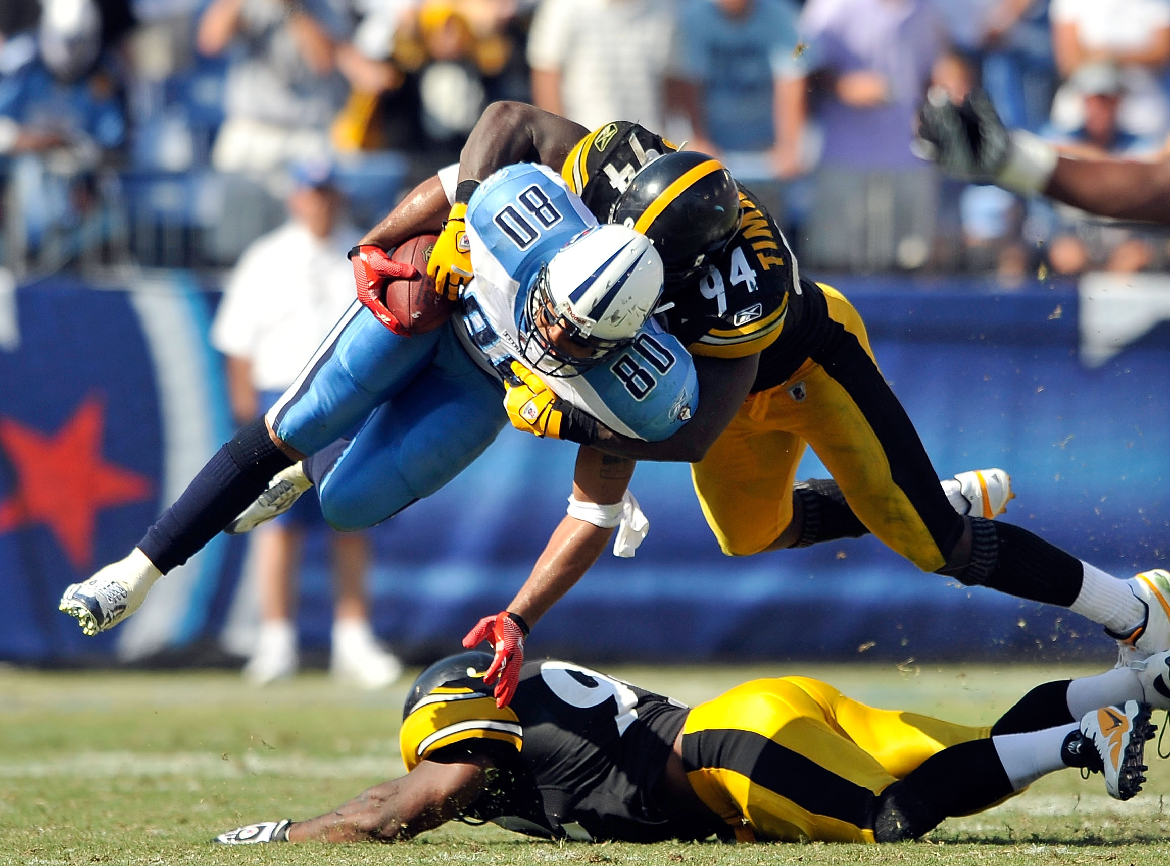 NASHVILLE, TN - SEPTEMBER 19:  Lawrence Timmons #94 of the Pittsburgh Steelers tackles Bo Scaife #80 of the Tennessee Titans at LP Field on September 19, 2010 in Nashville, Tennessee. The Steelers won 19-11.  (Photo by Grant Halverson/Getty Images)