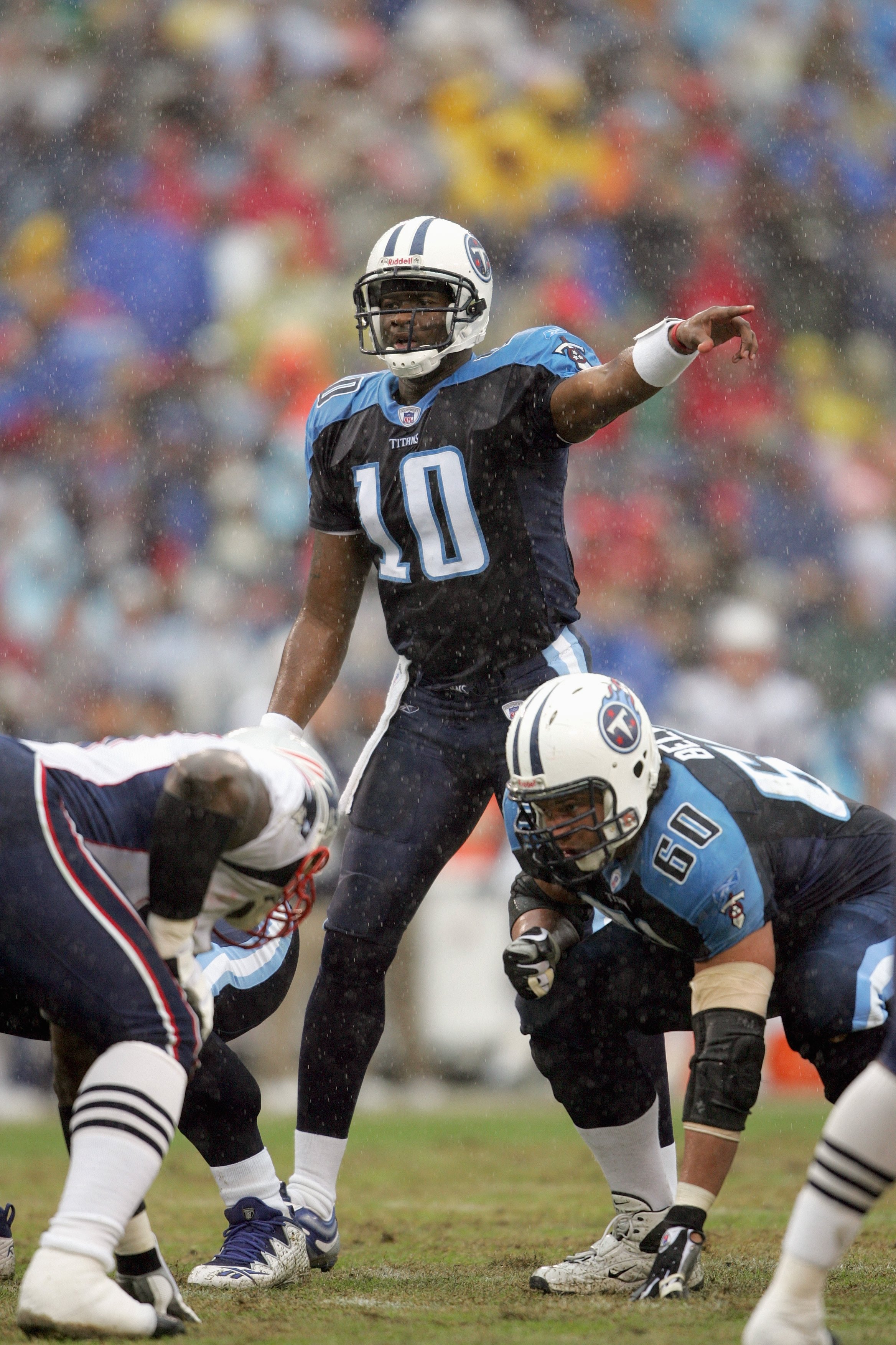 NASHVILLE, TN - DECEMBER 31: Vince Young #10 of the Tennessee Titans points down the line against the New England Patriots during the NFL game on December 31, 2006 at LP Field in Nashville, Tennessee. (Photo by Andy Lyons/Getty Images)