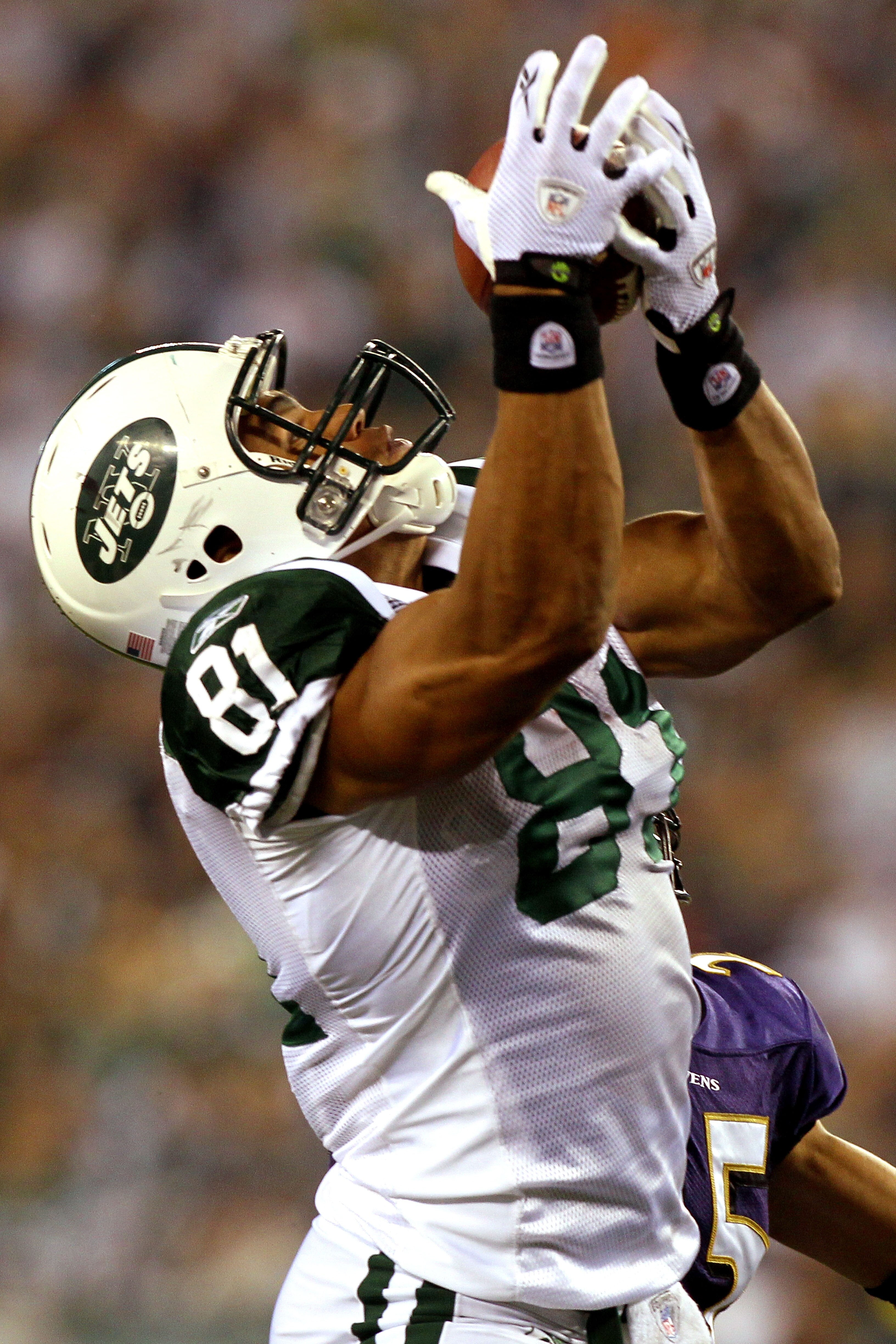 EAST RUTHERFORD, NJ - SEPTEMBER 13:  Dustin Keller #81 of the New York Jets catches a pass against the Baltimore Ravens during their home opener at the New Meadowlands Stadium on September 13, 2010 in East Rutherford, New Jersey.  (Photo by Jim McIsaac/Ge