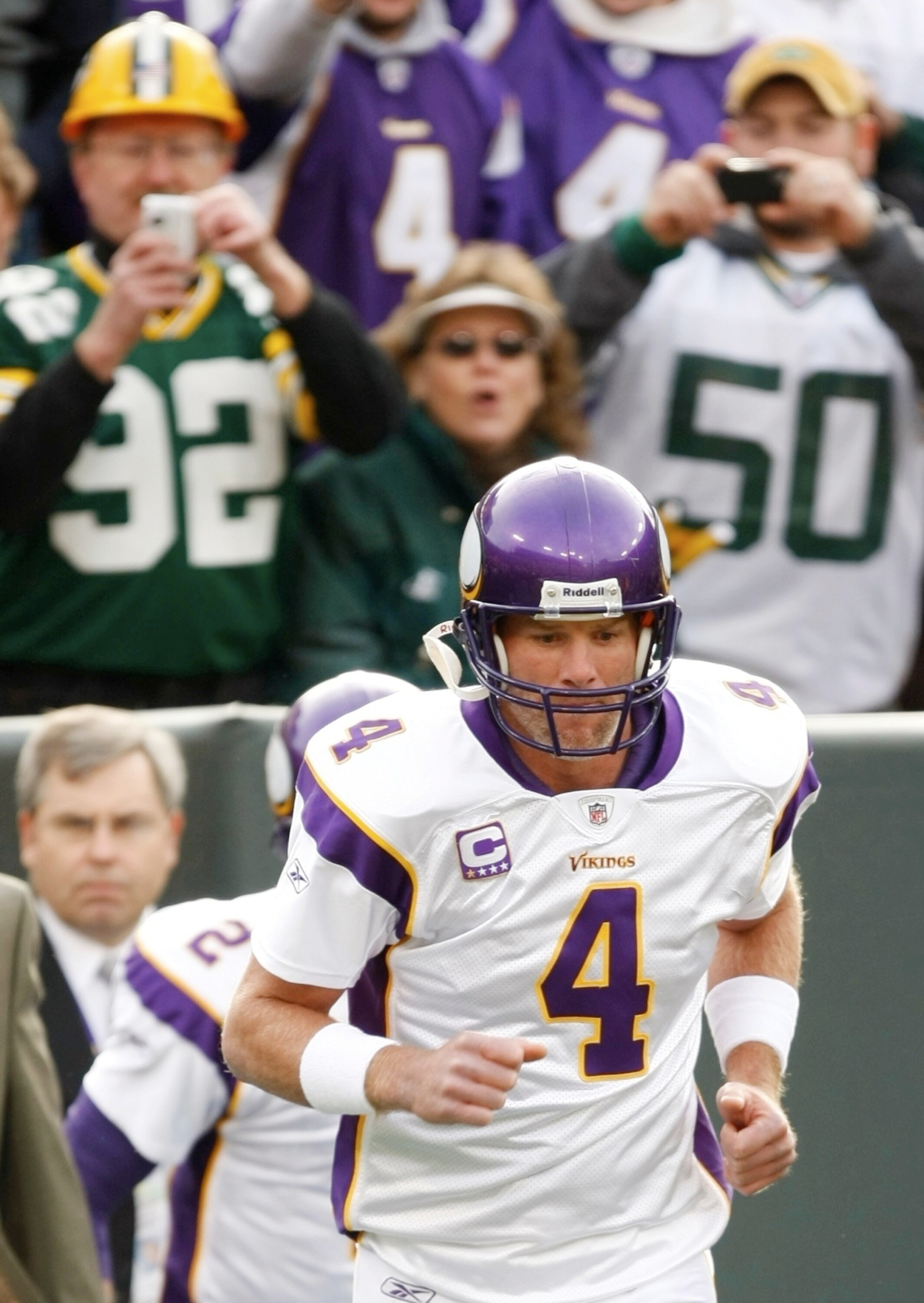 GREEN BAY, WI - NOVEMBER 01:  Quarterback Brett Favre #4 of the Minnesota Vikings takes the field before his team takes on the Green Bay Packers in the game at Lambeau Field on November 1, 2009 in Green Bay, Wisconsin. (Photo by Scott Boehm/Getty Images)