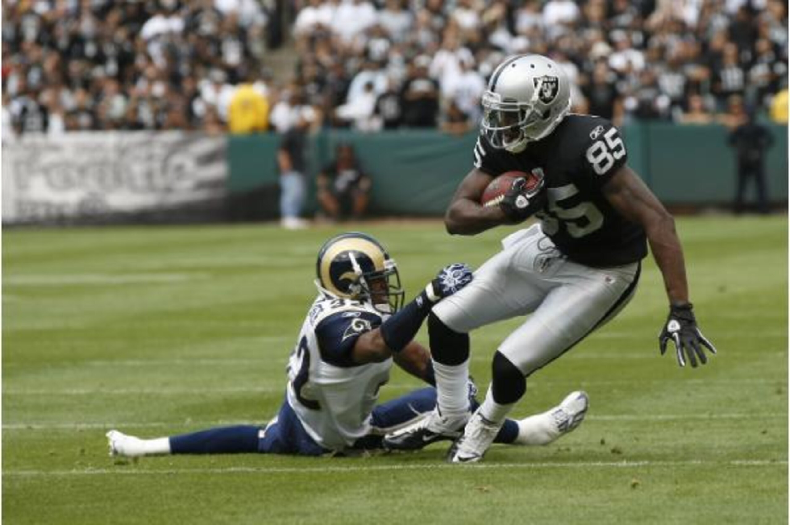 Heyward-Bey breaks a Bradley Fletcher tackle.