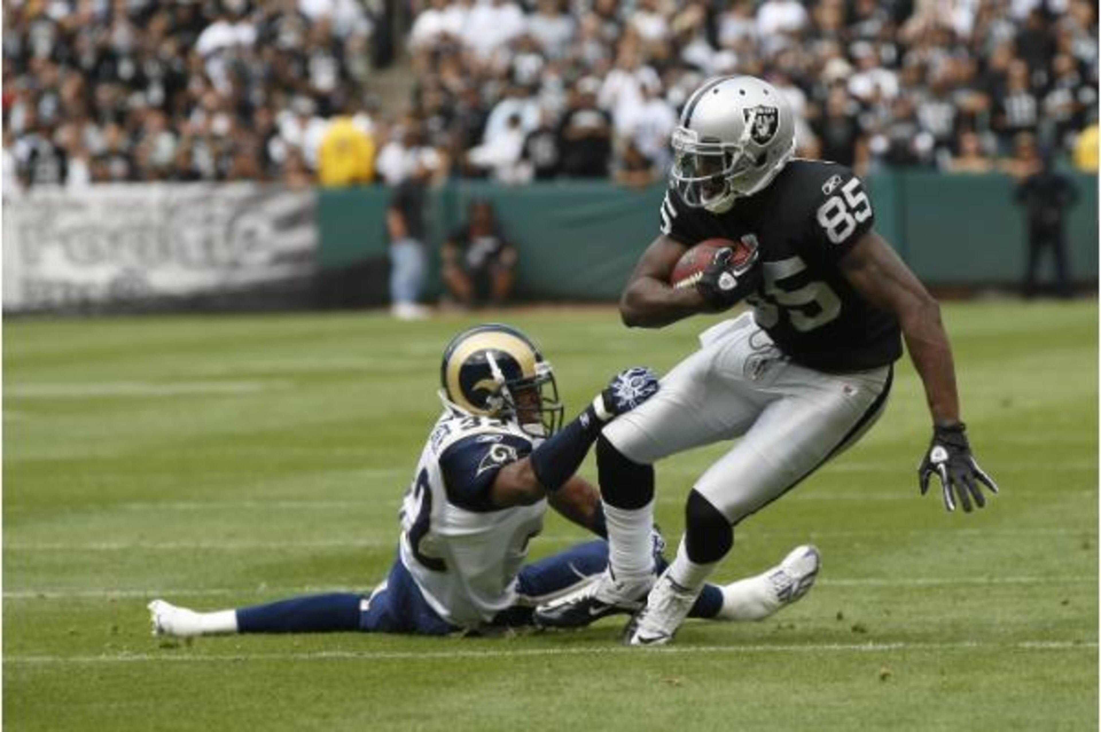 Heyward-Bey breaks a Bradley Fletcher tackle.