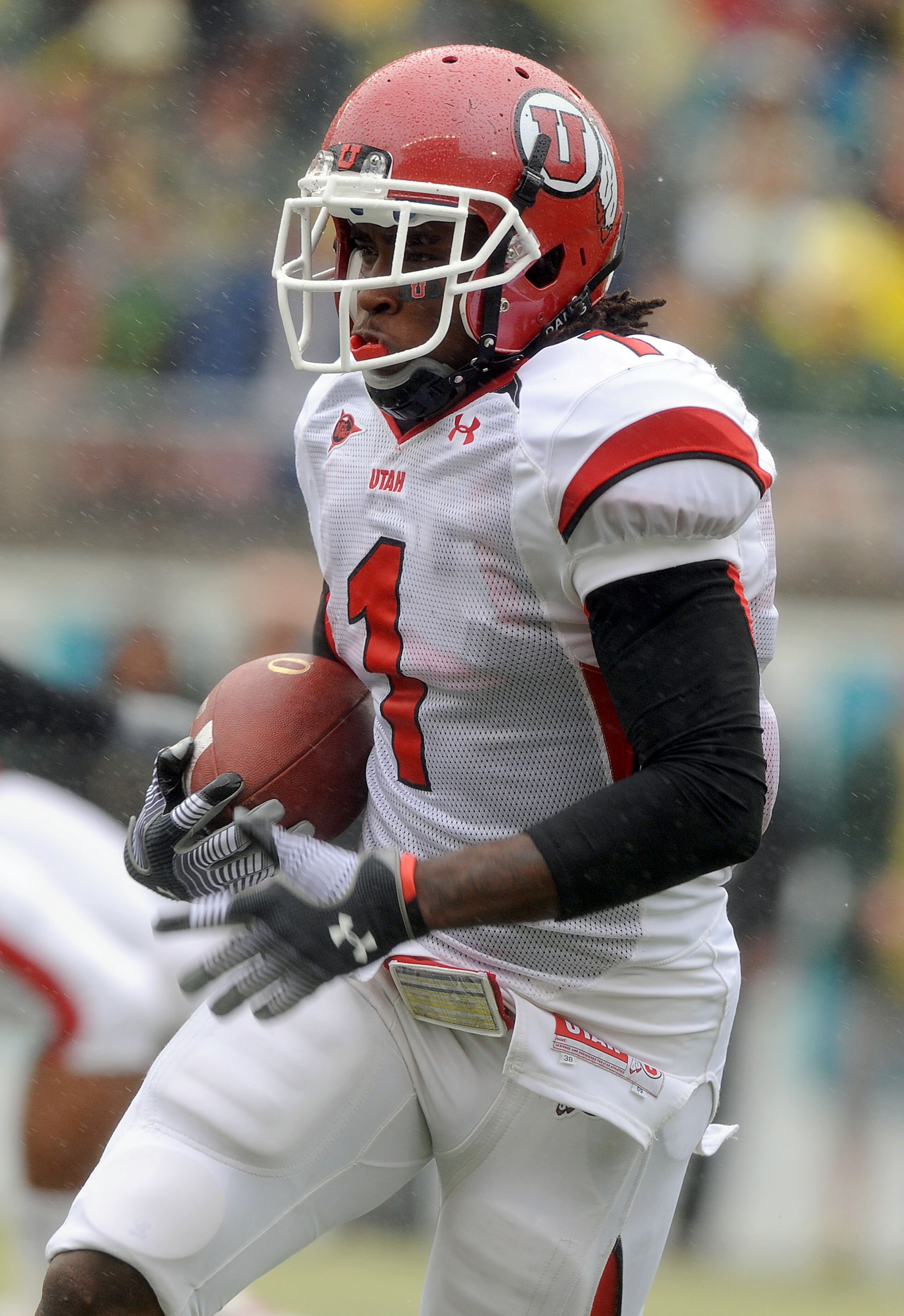 EUGENE, OR - SEPTEMBER 19: Shaky Smithson #1 of the Utah Utes heads upfield as he runs back a kick in the 1st quarter of the game against the Oregon Ducks at Autzen Stadium on September 19, 2009 in Eugene, Oregon. Oregon won the game 31-24. (Photo by Stev