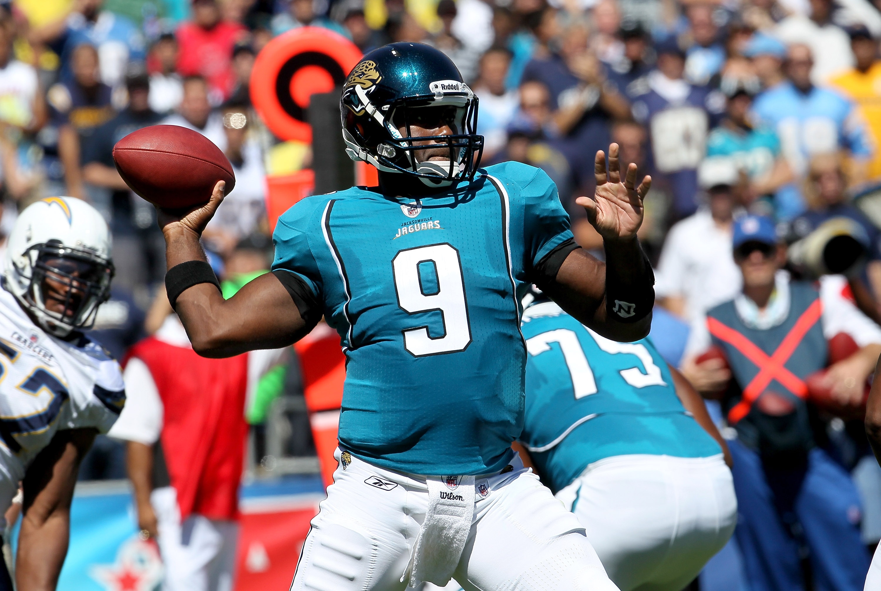 SAN DIEGO - SEPTEMBER 19: Qjuarterback David Garrard #9 of the Jacksonville Jaguars throws a pass against the San Diego Chargers at Qualcomm Stadium on September 19, 2010 in San Diego, California. (Photo by Stephen Dunn/Getty Images)