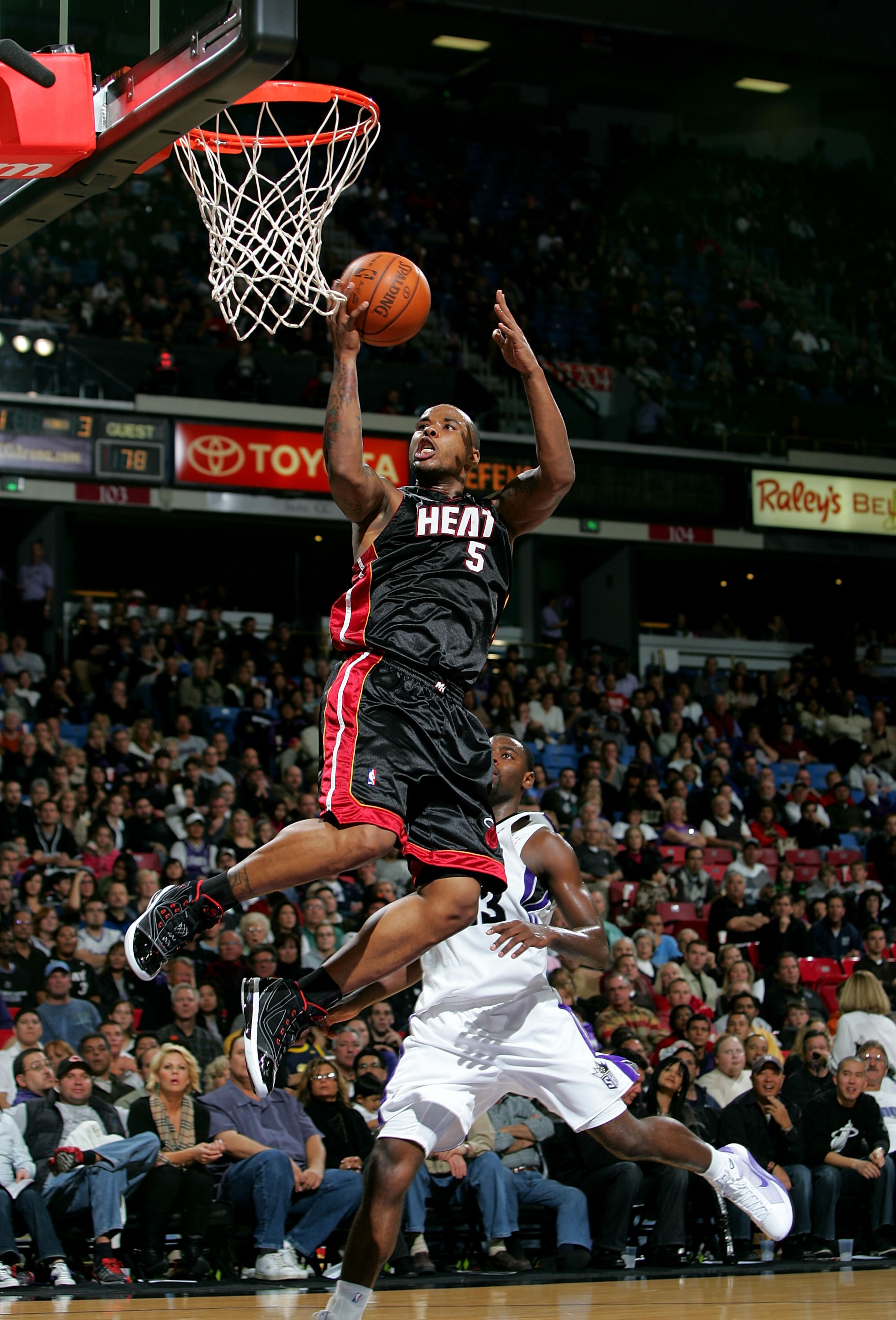 SACRAMENTO, CA - DECEMBER 06: Quentin Richardson #5 of the Miami Heat shoots the ball during their game against the Sacramento Kings at ARCO Arena on December 6, 2009 in Sacramento, California. NOTE TO USER: User expressly acknowledges and agrees that, SACRAMENTO, CA - DECEMBER 06: Quentin Richardson #5 of the Miami Heat shoots the ball during their game against the Sacramento Kings at ARCO Arena on December 6, 2009 in Sacramento, California. NOTE TO USER: User expressly acknowledges and agrees that,