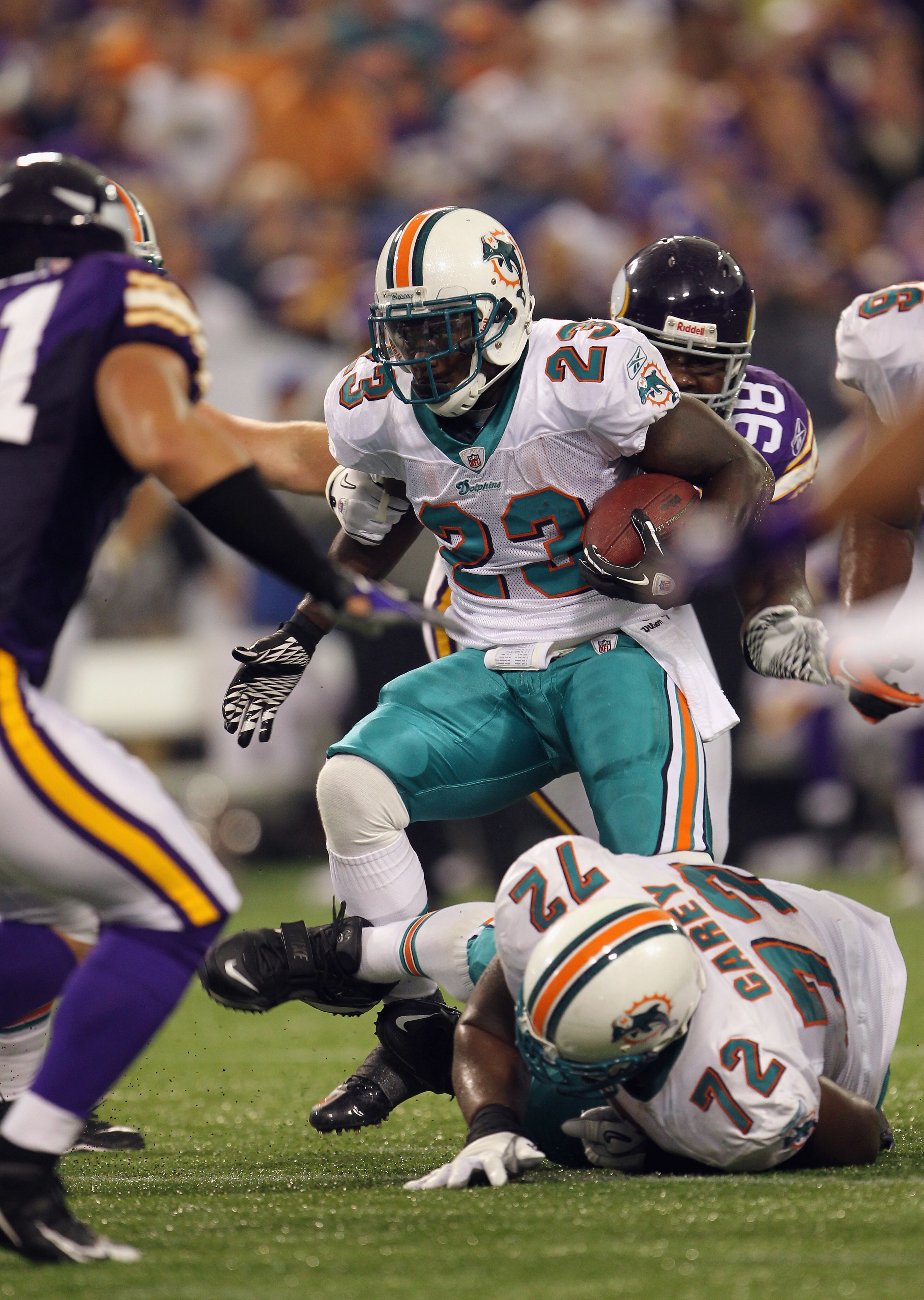 MINNEAPOLIS - SEPTEMBER 19: Ronnie Brown #23 of the Miami Dolphins carries the ball during the game against the Minnesota Vikings on September 19, 2010 at Hubert H. Humphrey Metrodome in Minneapolis, Minnesota. (Photo by Jamie Squire/Getty Images) MINNEAPOLIS - SEPTEMBER 19: Ronnie Brown #23 of the Miami Dolphins carries the ball during the game against the Minnesota Vikings on September 19, 2010 at Hubert H. Humphrey Metrodome in Minneapolis, Minnesota. (Photo by Jamie Squire/Getty Images)