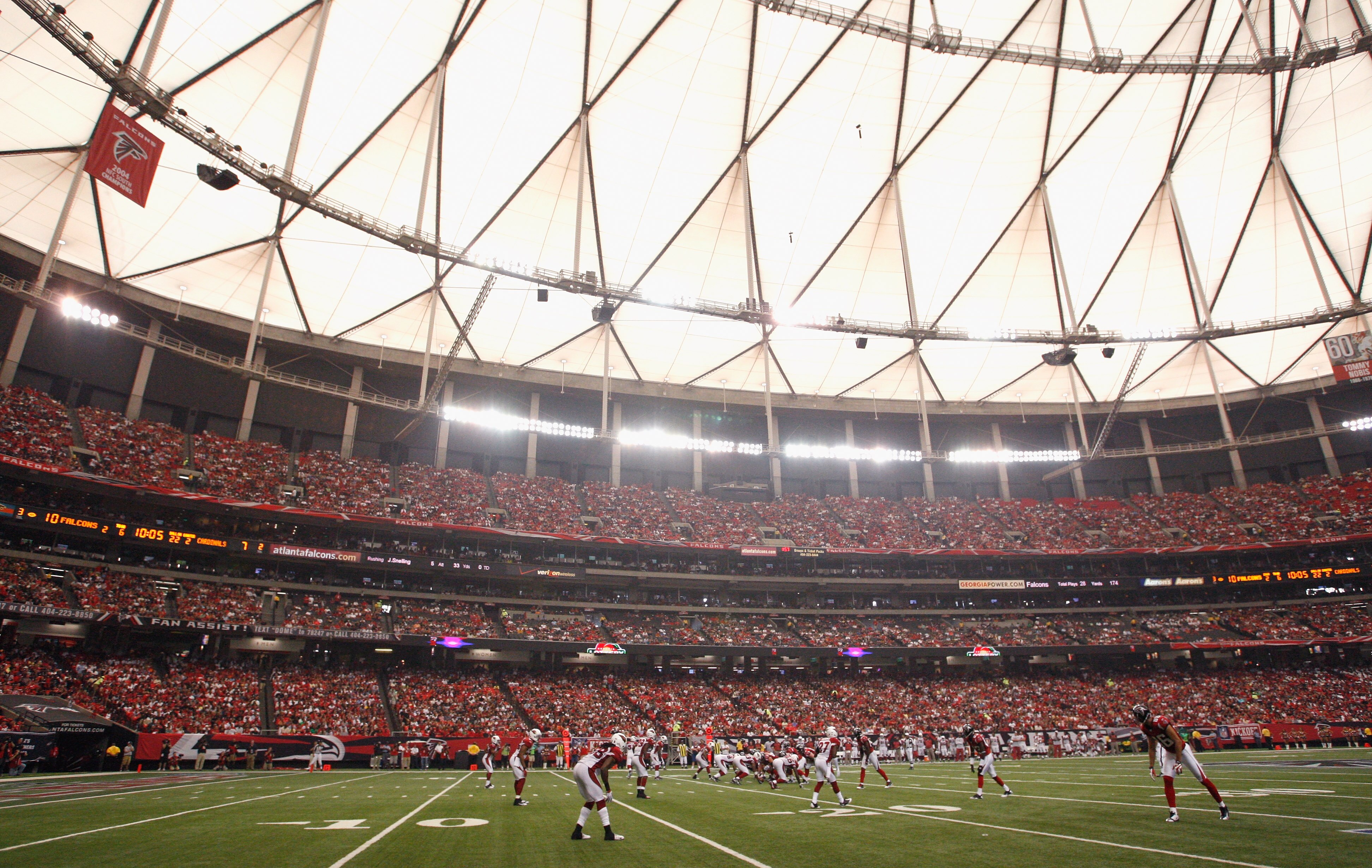 ATLANTA - SEPTEMBER 19:  The offense of the Atlanta Falcons lines up against the defense of the Arizona Cardinals at Georgia Dome on September 19, 2010 in Atlanta, Georgia.  (Photo by Kevin C. Cox/Getty Images)