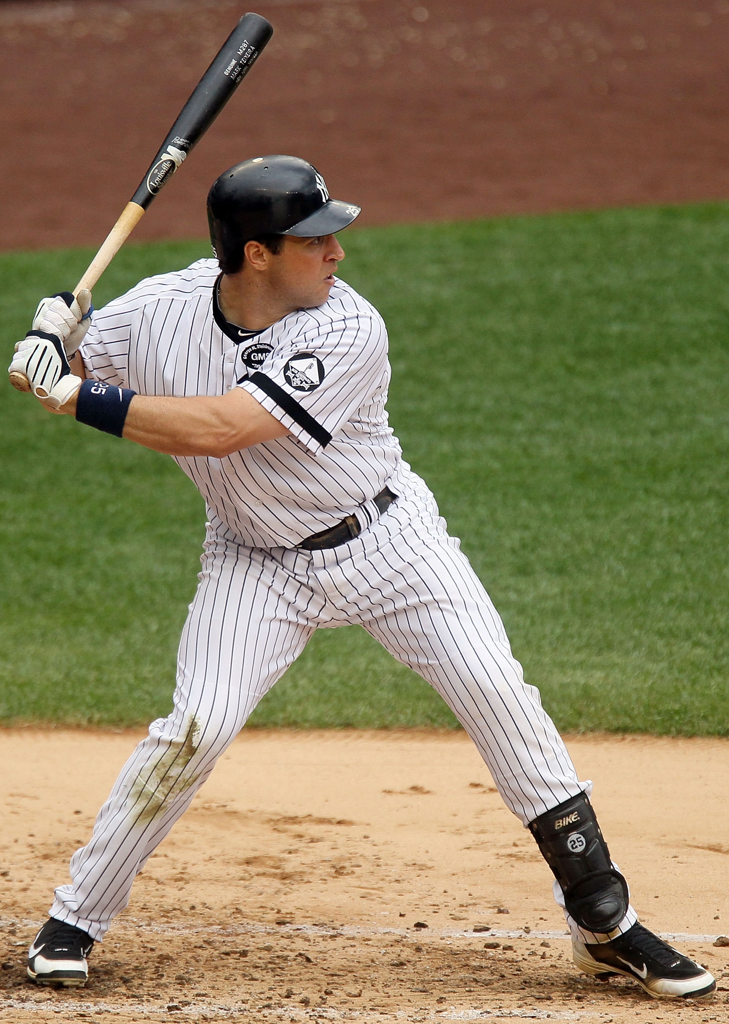 NEW YORK - AUGUST 22:  Mark Teixeira #25 of the New York Yankees in action against the Seattle Mariners on August 22, 2010 at Yankee Stadium in the Bronx borough of New York City.The Yankees defeated the Mariners 10-0.  (Photo by Jim McIsaac/Getty Images)