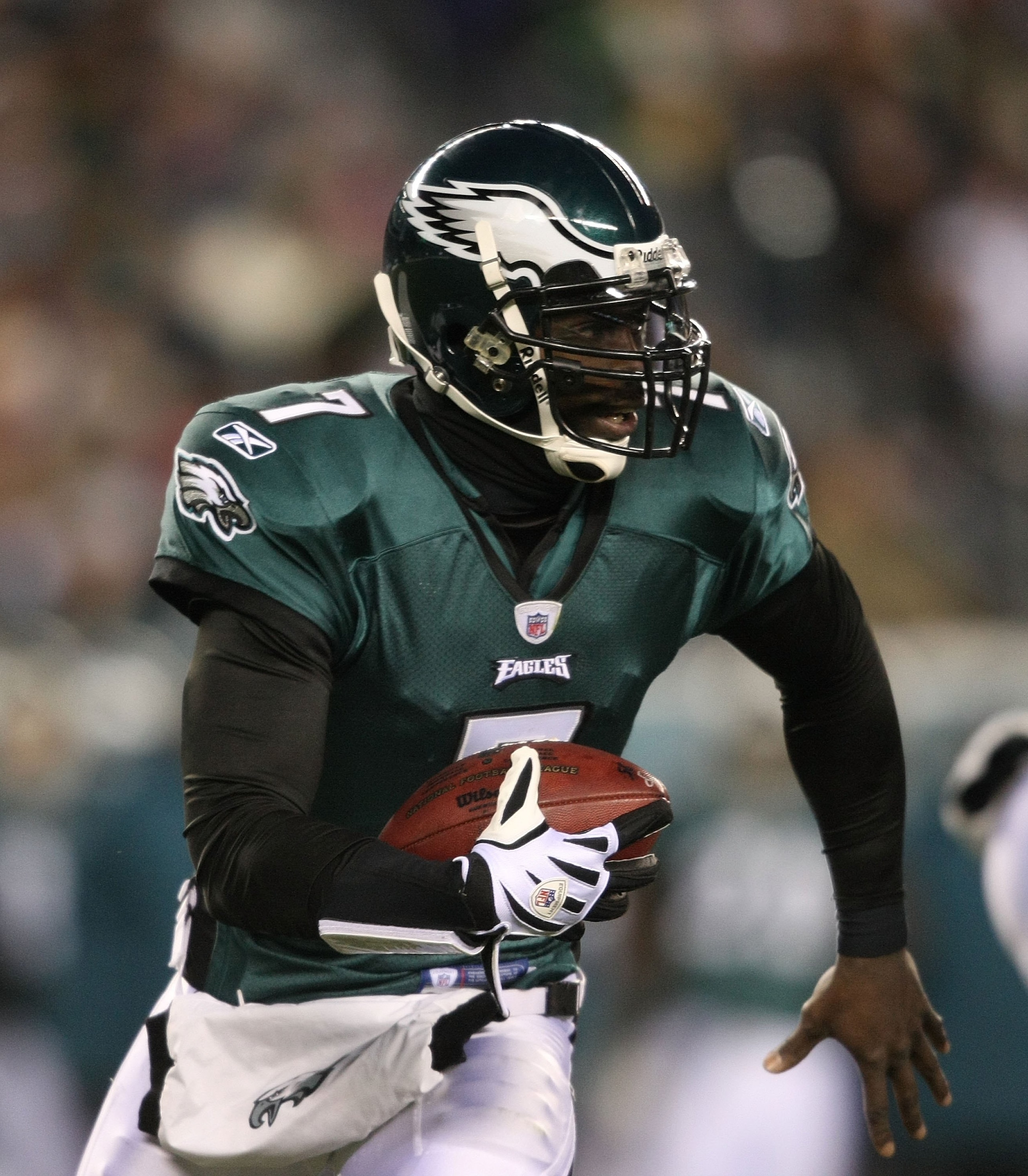 PHILADELPHIA - DECEMBER 20:  Michael Vick #7 of the Philadelphia Eagles rushes against the San Francisco 49ers at Lincoln Financial Field on December 20, 2009 in Philadelphia, Pennsylvania.  (Photo by Nick Laham/Getty Images)
