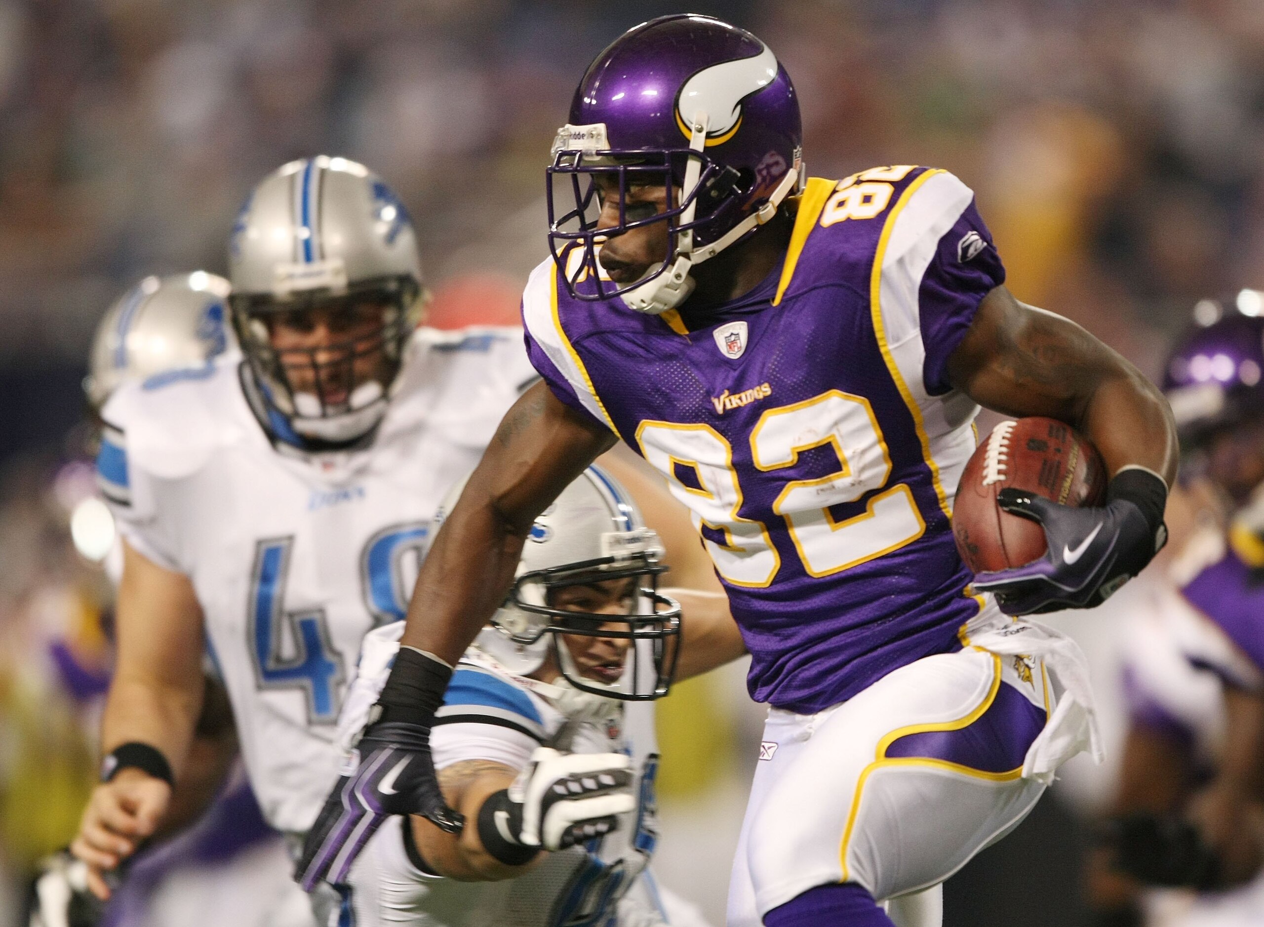MINNEAPOLIS - NOVEMBER 15: Darius Reynaud #82 of the Minnesota Vikings carries the ball against the Detroit Lions on November 15, 2009 at Hubert H. Humphrey Metrodome.  (Photo by Elsa/Getty Images)