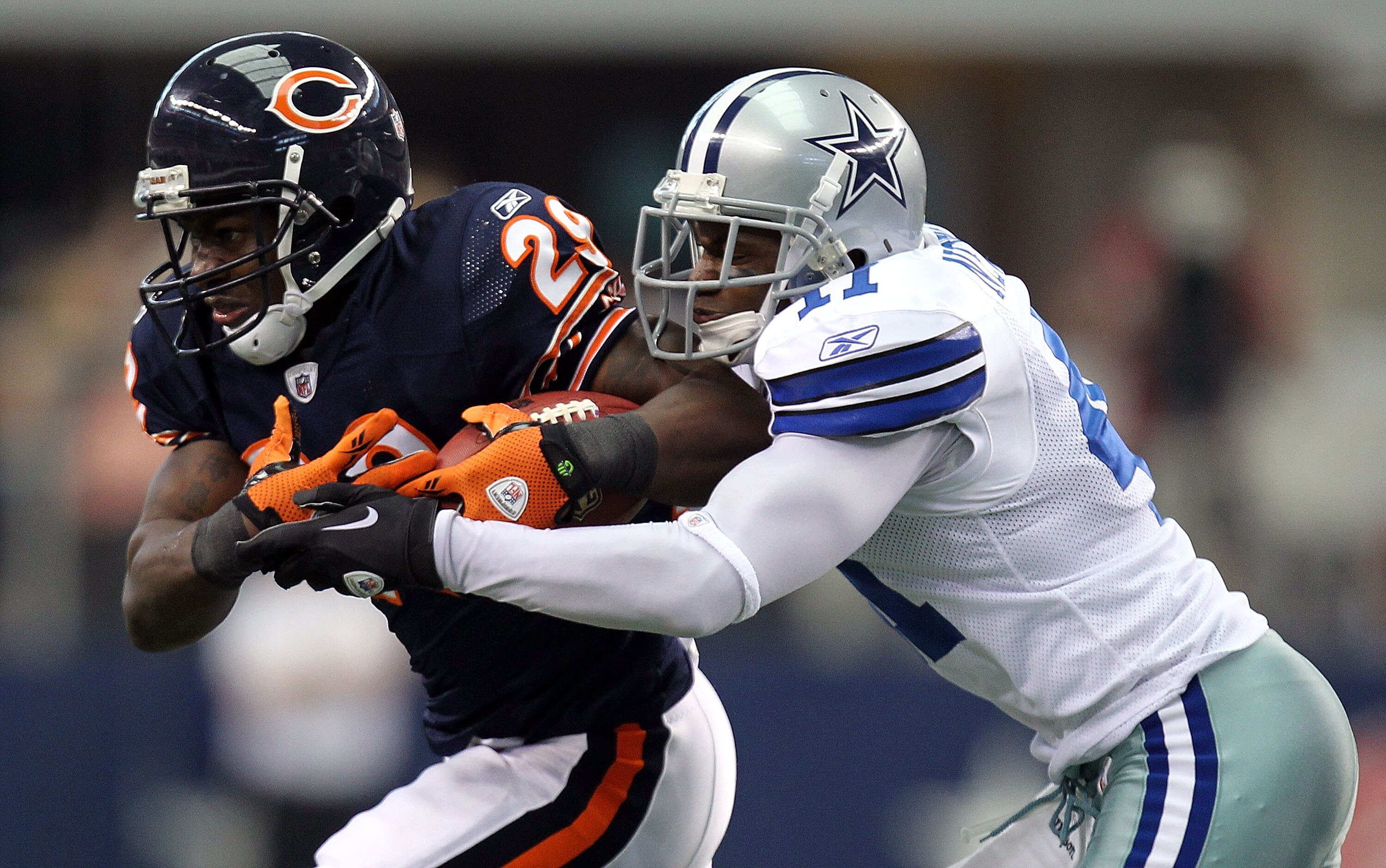 ARLINGTON, TX - SEPTEMBER 19:  Running back Chester Taylor #29 of the Chicago Bears runs the ball past Terence Newman #41 of the Dallas Cowboys at Cowboys Stadium on September 19, 2010 in Arlington, Texas.  (Photo by Ronald Martinez/Getty Images)