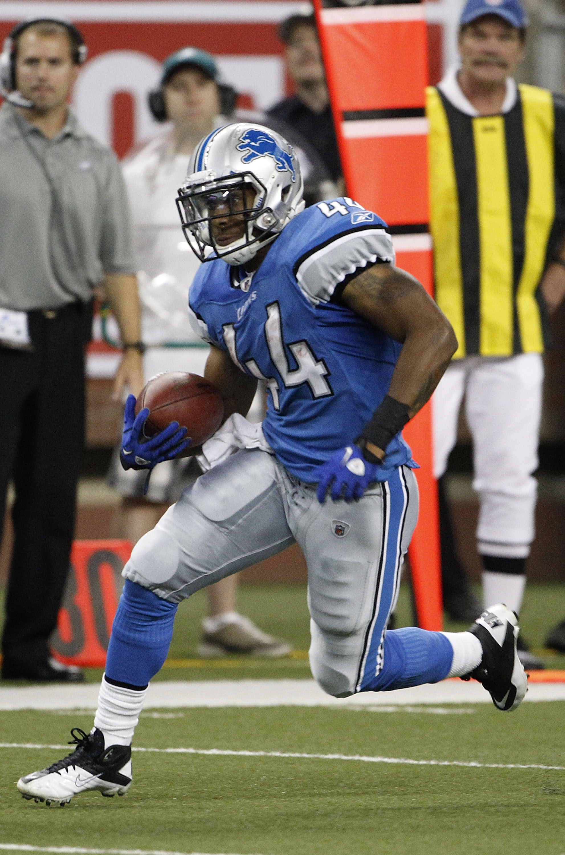 DETROIT - SEPTEMBER 19:  Jahvid Best #44 of the Detroit Lions scores on a 75 yard pass from Shaun Hill #14 during the second quarter of the game against the Philadelphia Eagles at Ford Field on September 19, 2010 in Detroit, Michigan.  (Photo by Leon Hali