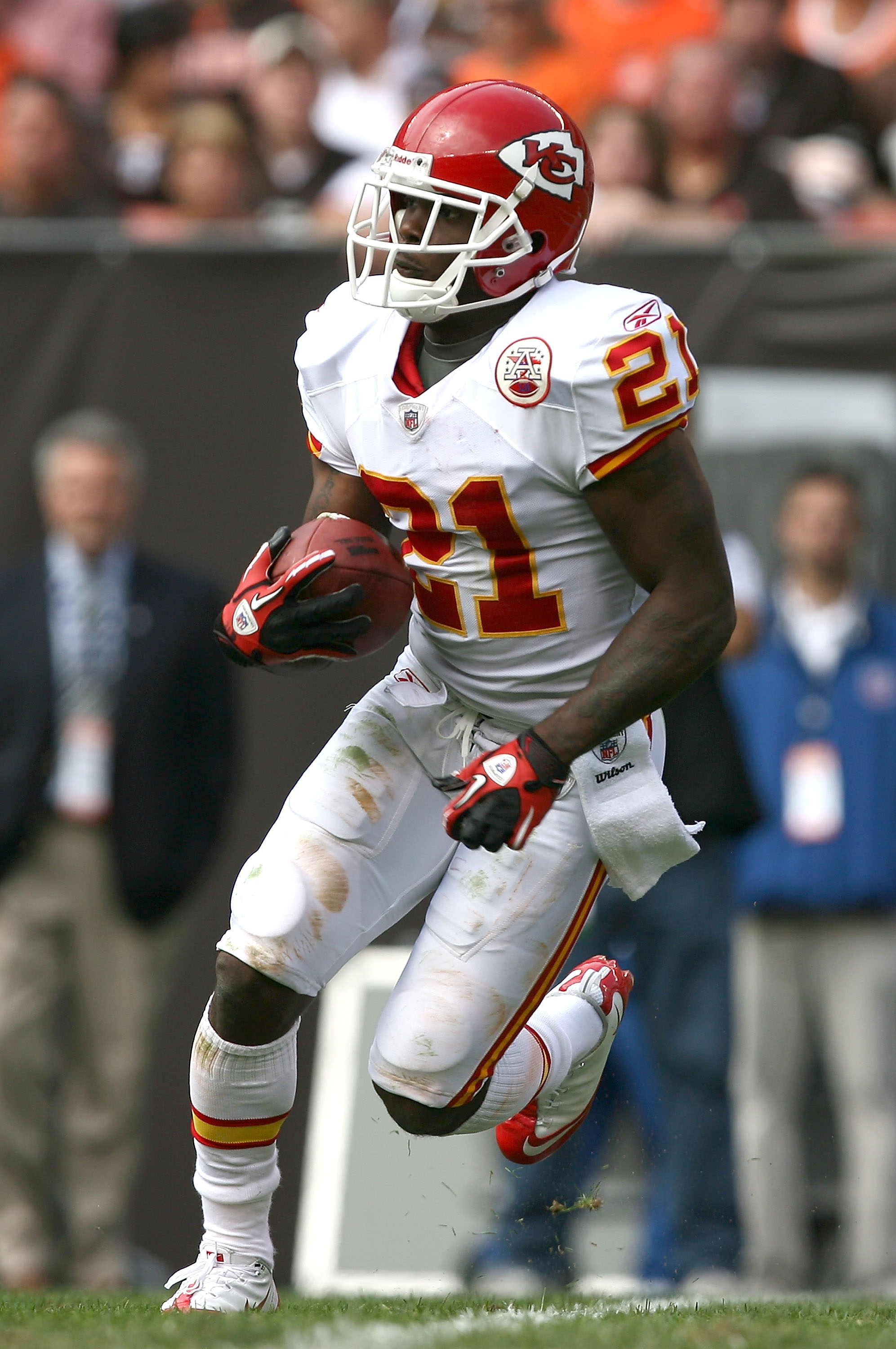 CLEVELAND - SEPTEMBER 19:  Cornerback Javier Arenas #21 of the Kansas City Chiefs runs the ball against the Cleveland Browns at Cleveland Browns Stadium on September 19, 2010 in Cleveland, Ohio.  (Photo by Matt Sullivan/Getty Images)