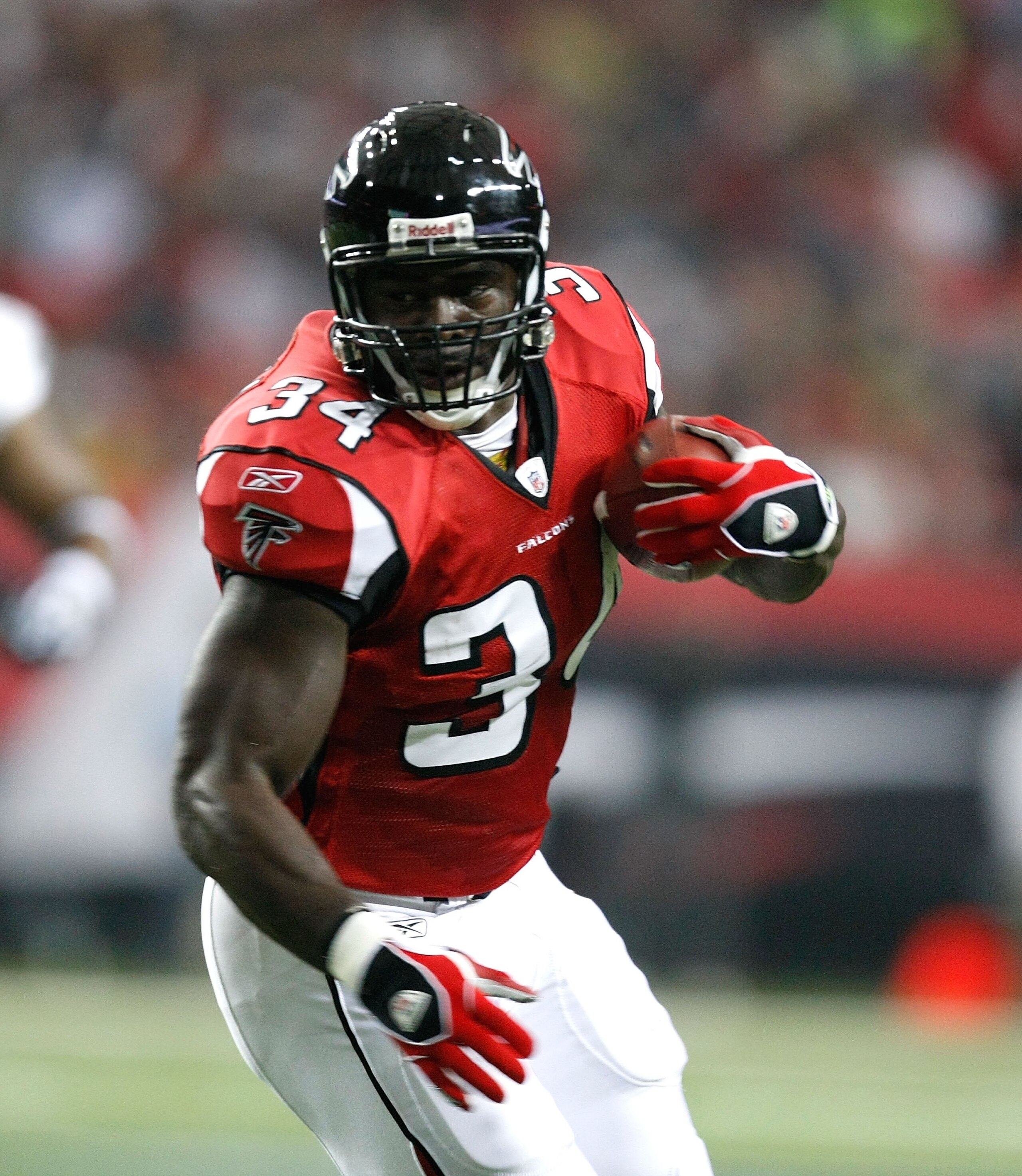 ATLANTA - DECEMBER 13: Ovie Mughelli #34 of the Atlanta Falcons against the New Orleans Saints at Georgia Dome on December 13, 2009 in Atlanta, Georgia. (Photo by Kevin C. Cox/Getty Images) ATLANTA - DECEMBER 13: Ovie Mughelli #34 of the Atlanta Falcons against the New Orleans Saints at Georgia Dome on December 13, 2009 in Atlanta, Georgia. (Photo by Kevin C. Cox/Getty Images)