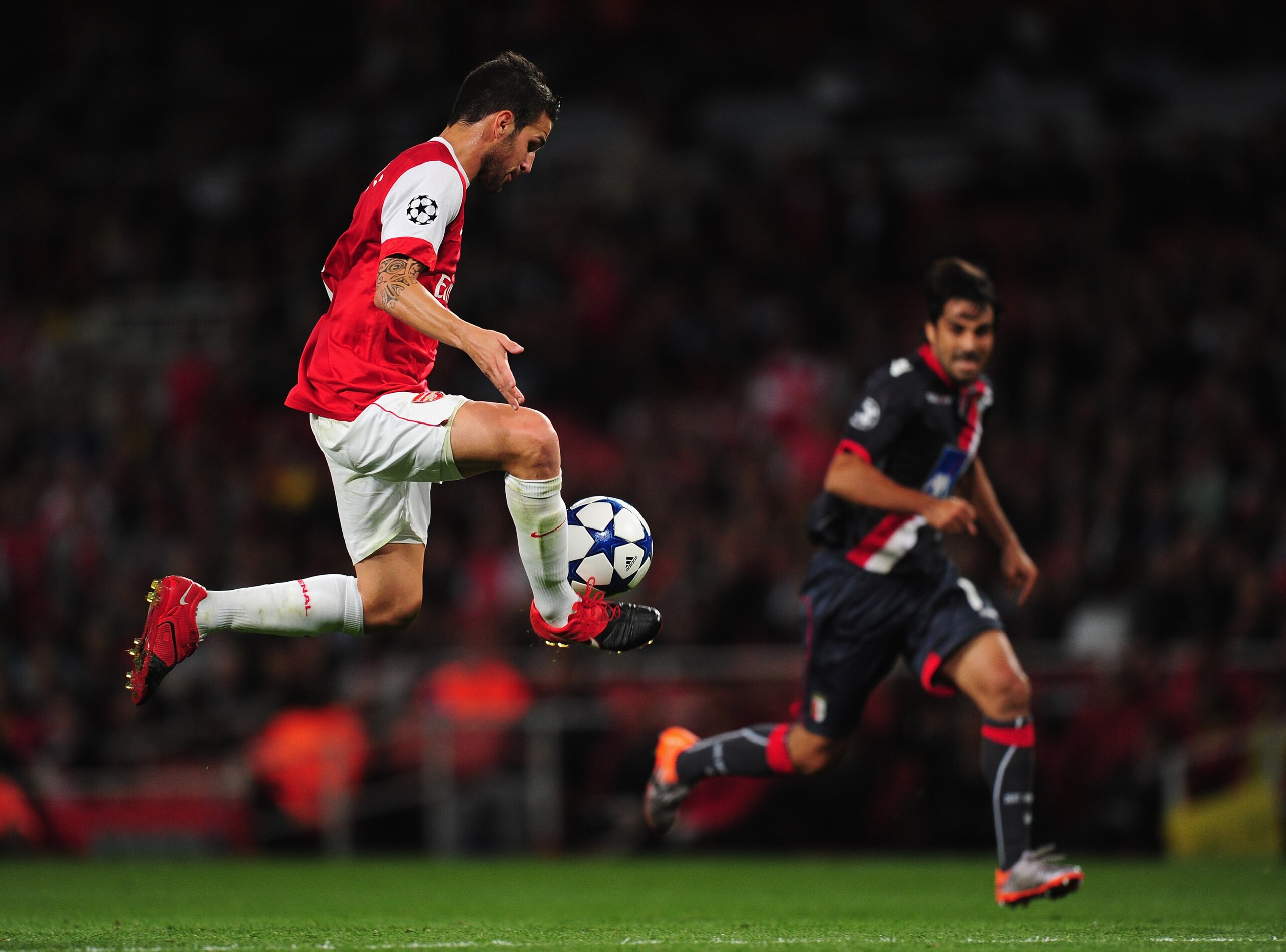 LONDON, ENGLAND - SEPTEMBER 15:  Cesc Fabregas of Arsenal shows a deft touch during the UEFA Champions League Group H match between Arsenal and SC Braga at the Emirates Stadium on September 15, 2010 in London, England.  (Photo by Mike Hewitt/Getty Images)