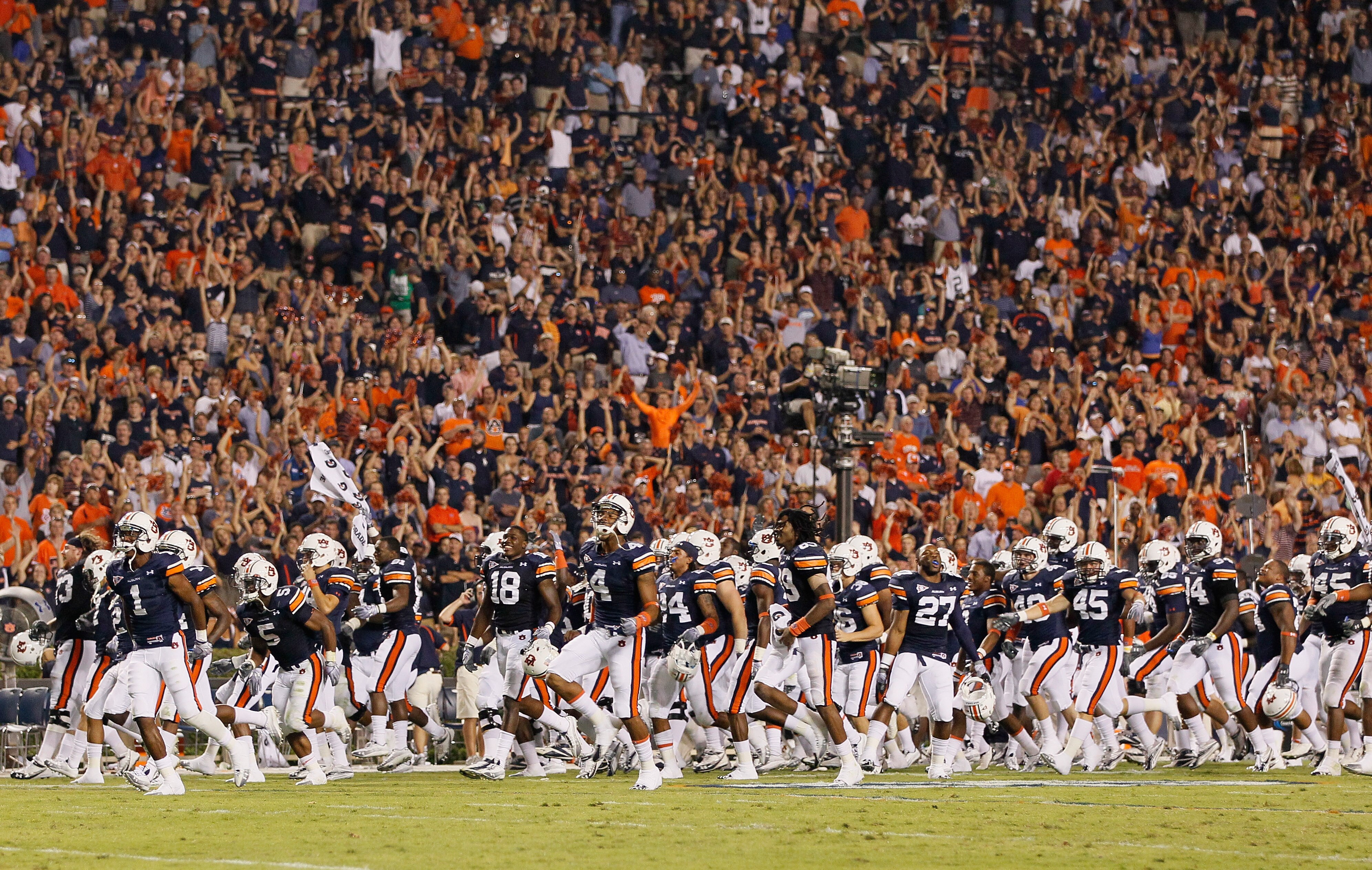 AUBURN, AL - SEPTEMBER 18:  The Auburn Tigers rush downfield to the south end zone before the beginning of the fourth quarter against the Clemson Tigers at Jordan-Hare Stadium on September 18, 2010 in Auburn, Alabama.  (Photo by Kevin C. Cox/Getty Images)