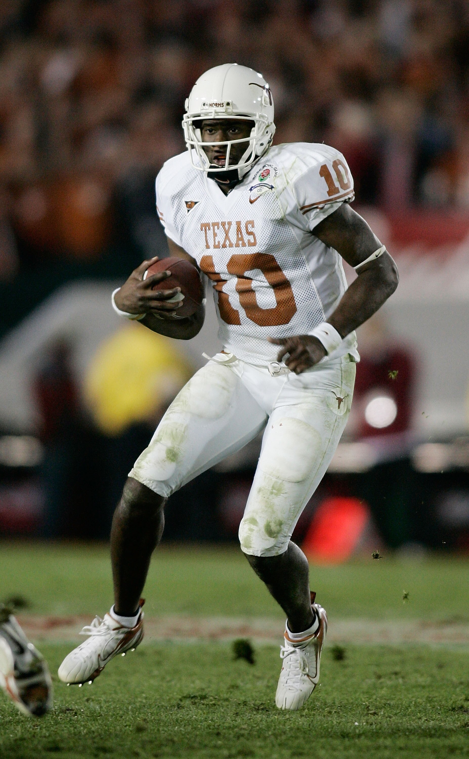 PASADENA, CA - JANUARY 04:  Quarterback Vince Young #10 of the Texas Longhorns scrambles with the football against the USC Trojans in the fourth quarter during the BCS National Championship Rose Bowl Game on January 4, 2006 in Pasadena, California.  (Phot