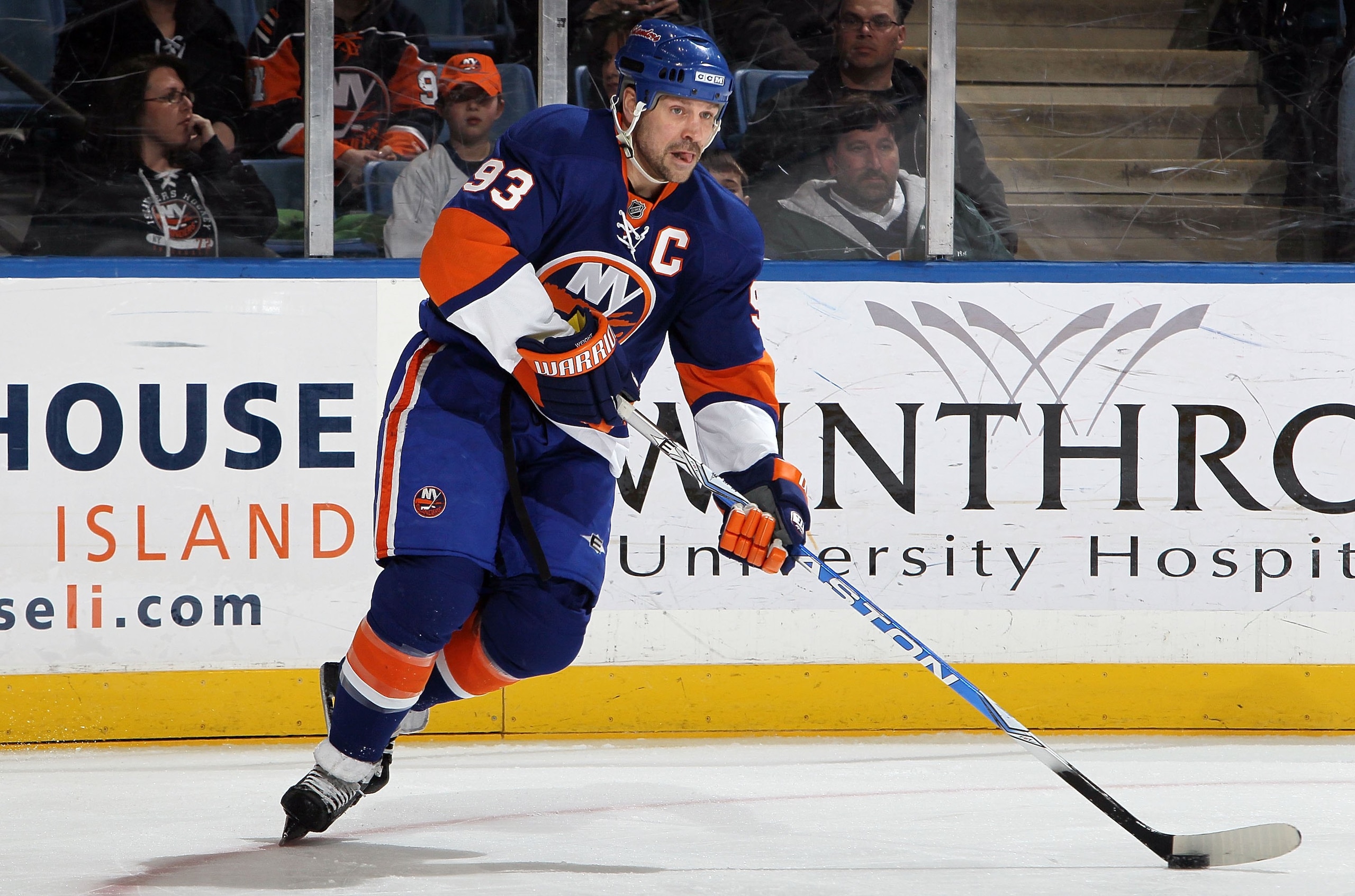 UNIONDALE, NY - FEBRUARY 14:  Doug Weight #93 of the New York Islanders skates against the Ottawa Senators on February 14, 2010 at Nassau Coliseum in Uniondale, New York.  (Photo by Jim McIsaac/Getty Images)
