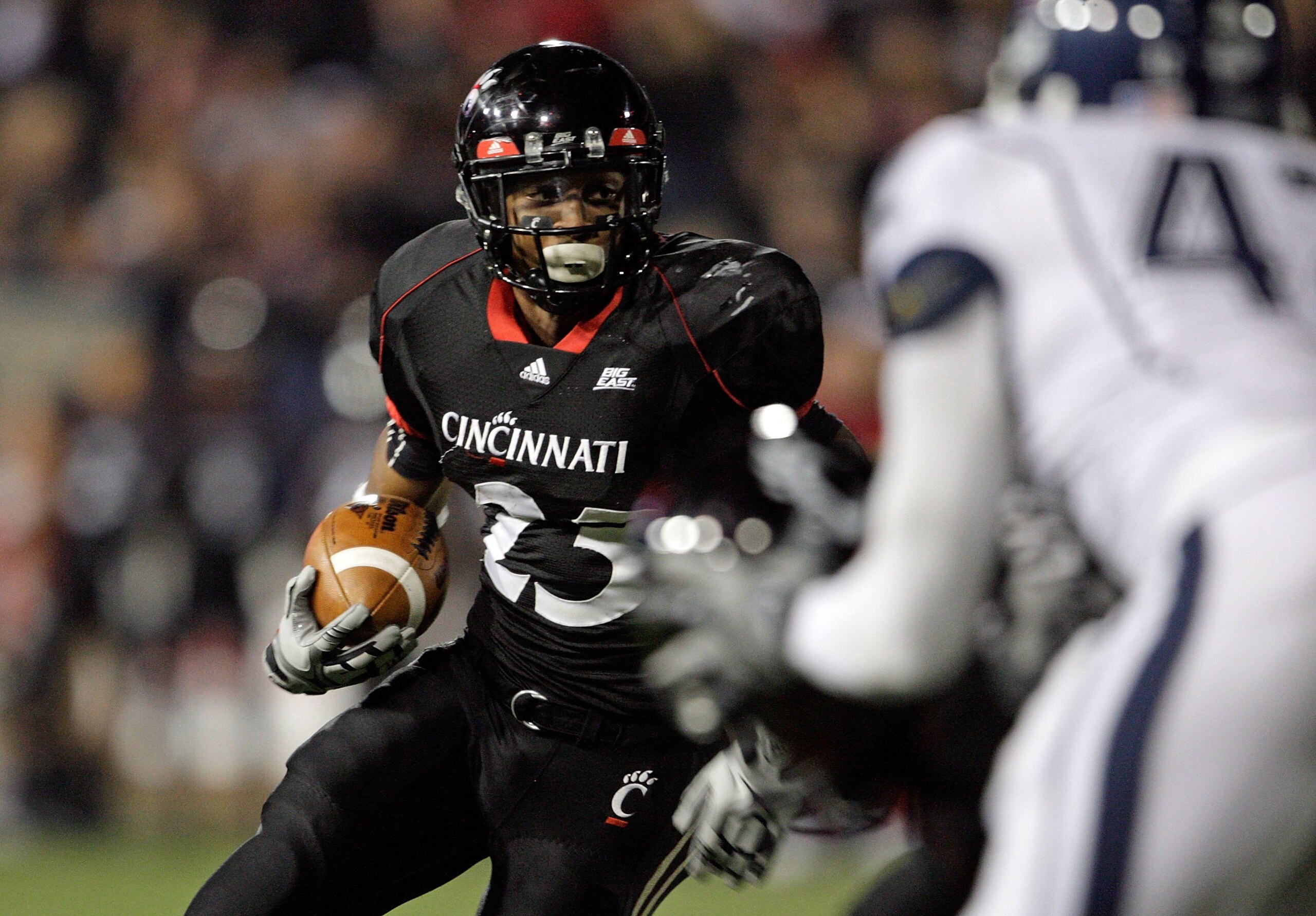 CINCINNATI - NOVEMBER 07:  Isaiah Pead #23 of the Cincinnati Bearcats runs for a touchdown against the Connecticut Huskies during the Big East Conference game at Nippert Stadium on November 7, 2009 in Cincinnati, Ohio.  (Photo by Andy Lyons/Getty Images)