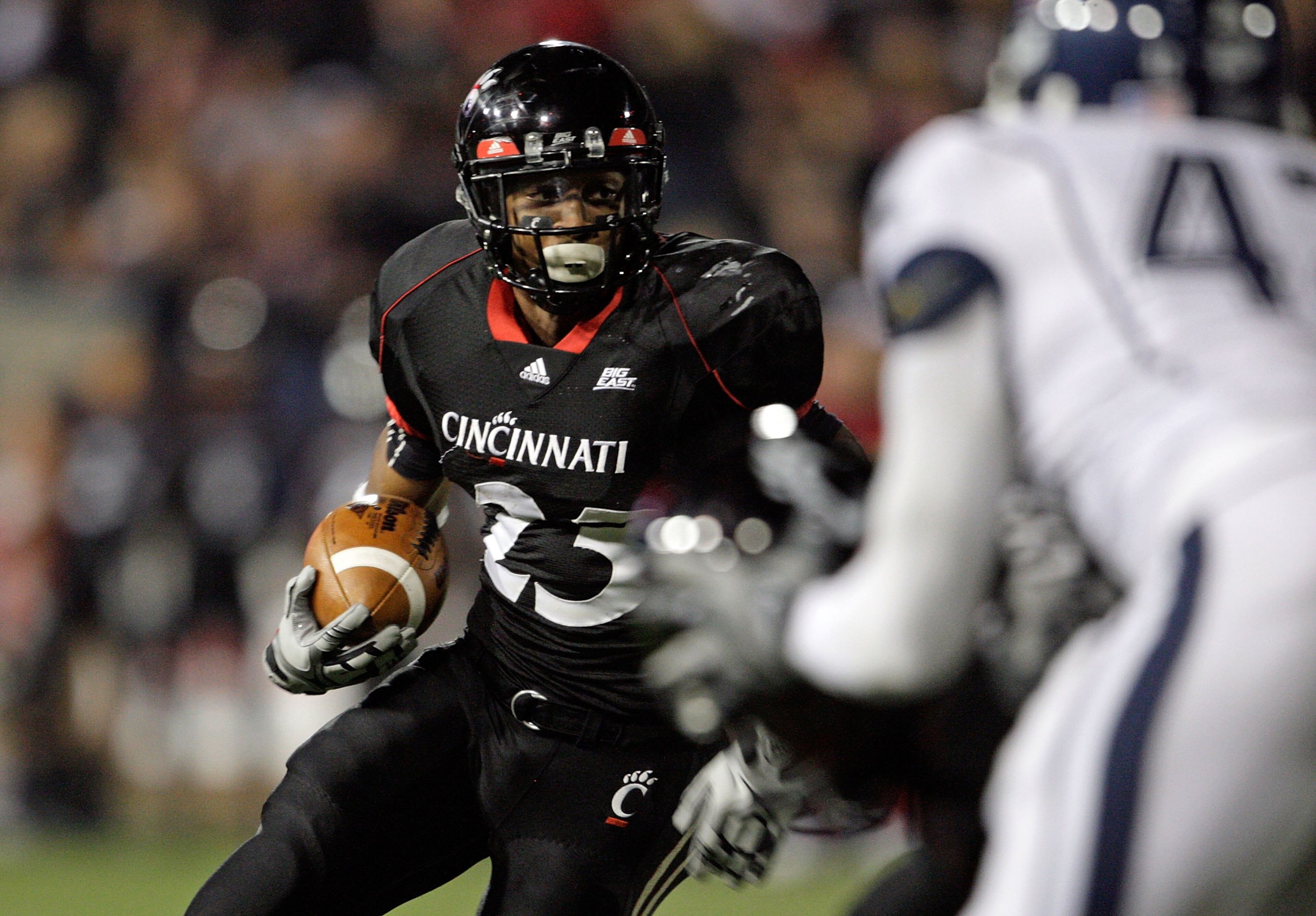 CINCINNATI - NOVEMBER 07:  Isaiah Pead #23 of the Cincinnati Bearcats runs for a touchdown against the Connecticut Huskies during the Big East Conference game at Nippert Stadium on November 7, 2009 in Cincinnati, Ohio.  (Photo by Andy Lyons/Getty Images)