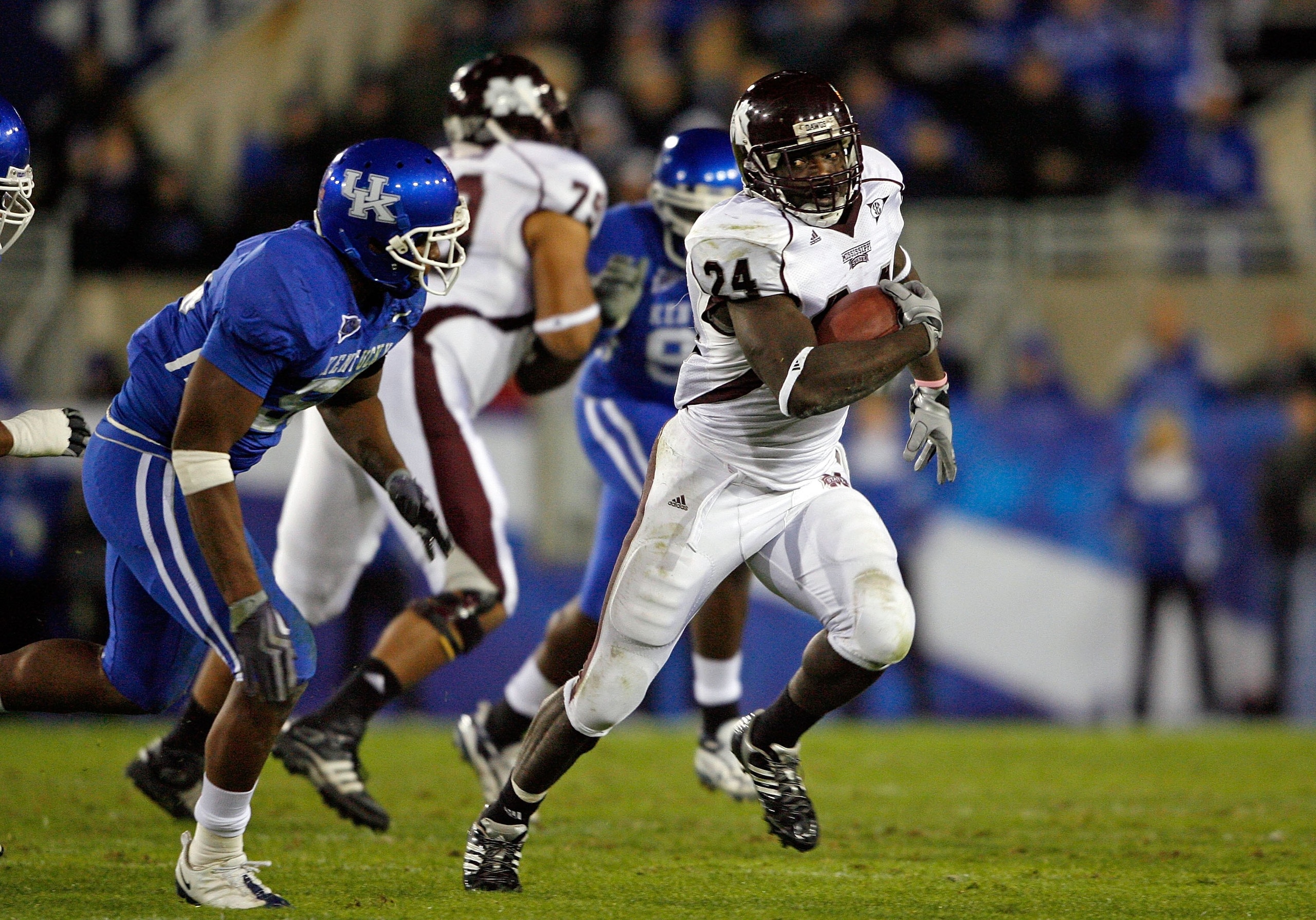 LEXINGTON, KY - OCTOBER 31:  Anthony Dixon #24 of  the Mississippi State Bulldogs runs with the ball during the SEC game against the Kentucky Wildcats  at Commonwealth Stadium on October 31, 2009 in Lexington, Kentucky.  (Photo by Andy Lyons/Getty Images)