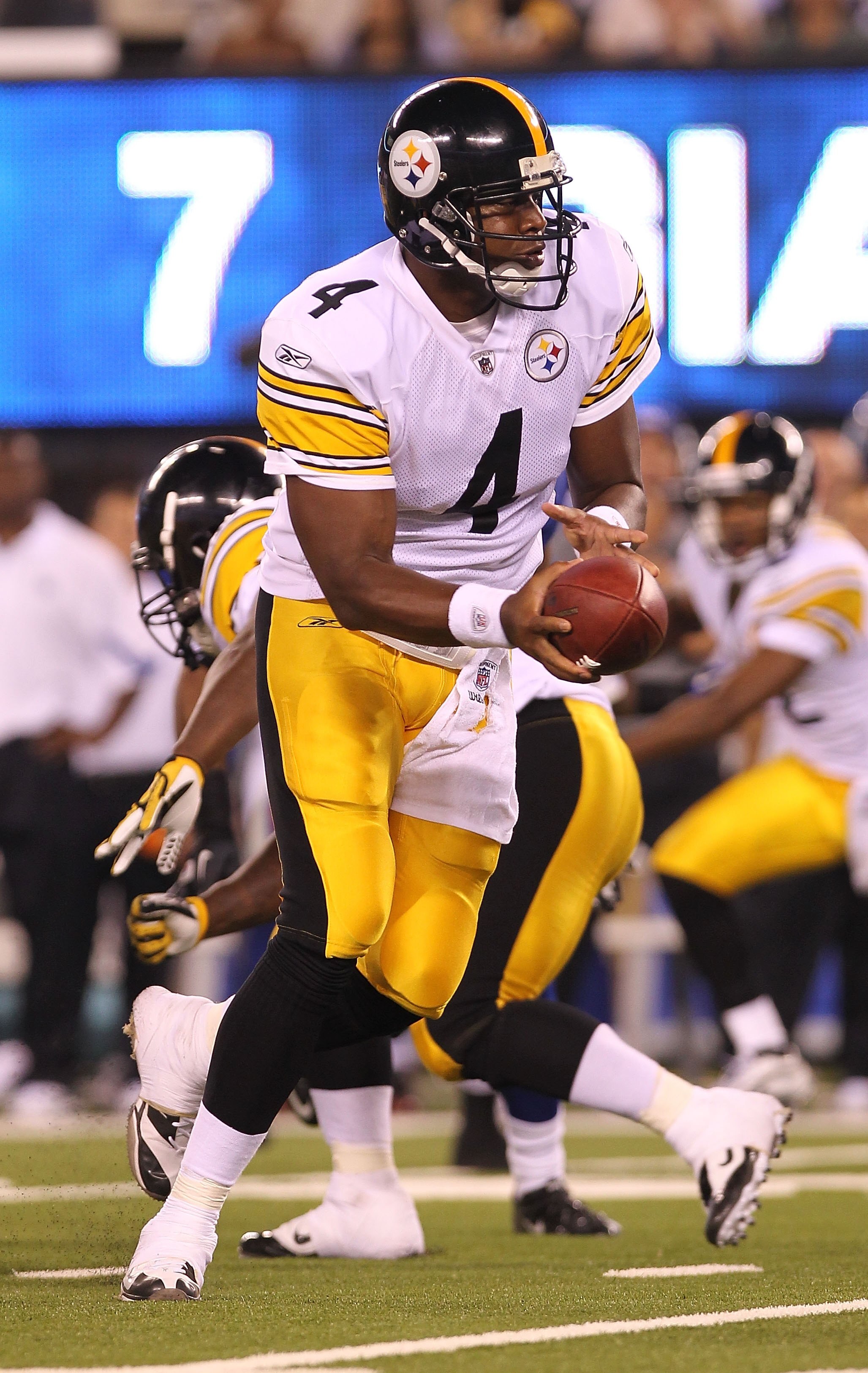 EAST RUTHERFORD, NJ - AUGUST 21:  Byron Leftwich #4 of the Pittsburgh Steelers hands the ball off against the New York Giants during their preseason game at New Meadowlands Stadium on August 21, 2010 in East Rutherford, New Jersey.  (Photo by Nick Laham/G