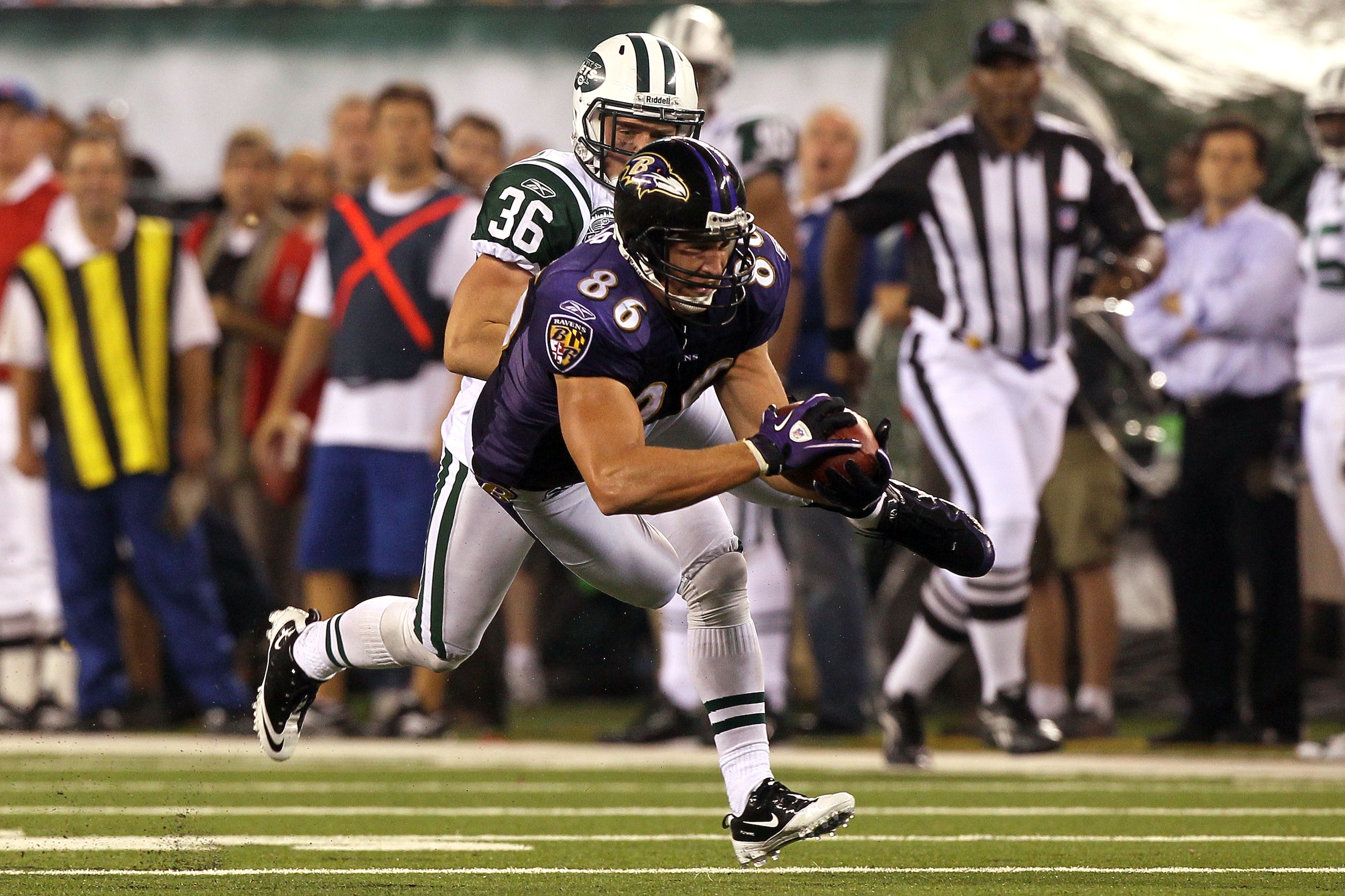 EAST RUTHERFORD, NJ - SEPTEMBER 13:  Todd Heap #86 of the Baltimore Ravens catches a pass over Jim Leonhard #36 of the New York Jets during their home opener at the New Meadowlands Stadium on September 13, 2010 in East Rutherford, New Jersey.  (Photo by J