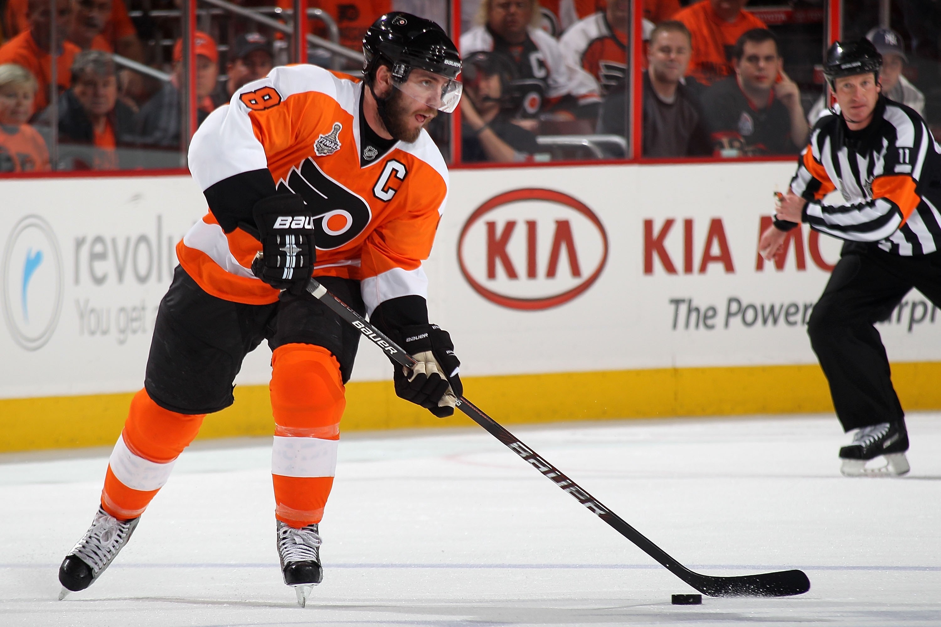 PHILADELPHIA - JUNE 09:  Mike Richards #18 of the Philadelphia Flyers handles the puck against the Chicago Blackhawks in Game Six of the 2010 NHL Stanley Cup Final at the Wachovia Center on June 9, 2010 in Philadelphia, Pennsylvania.  (Photo by Bruce Benn
