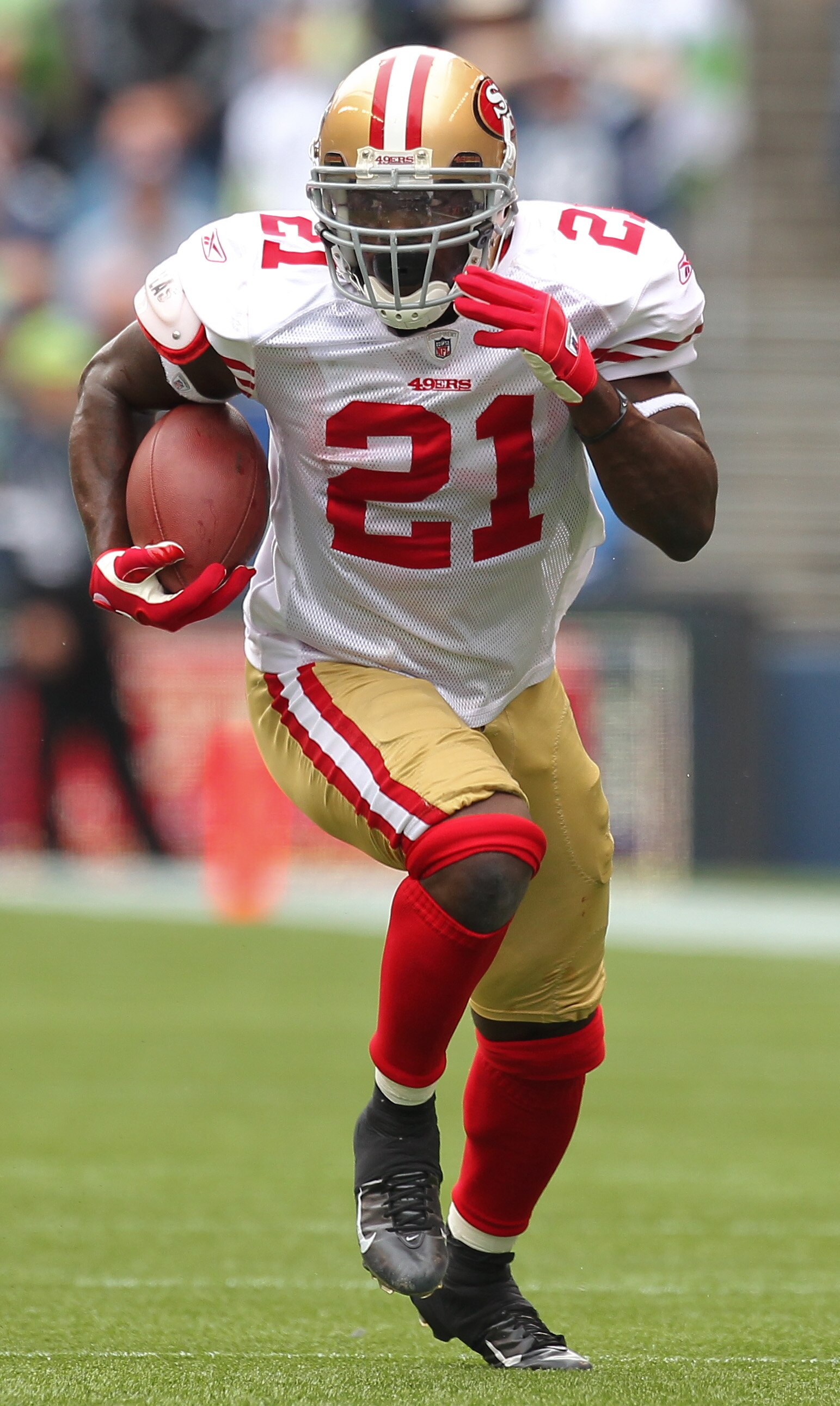 SEATTLE - SEPTEMBER 12:  Running back Frank Gore #21 of the San Francisco 49ers rushes during the NFL season opener against the Seattle Seahawks at Qwest Field on September 12, 2010 in Seattle, Washington. (Photo by Otto Greule Jr/Getty Images)