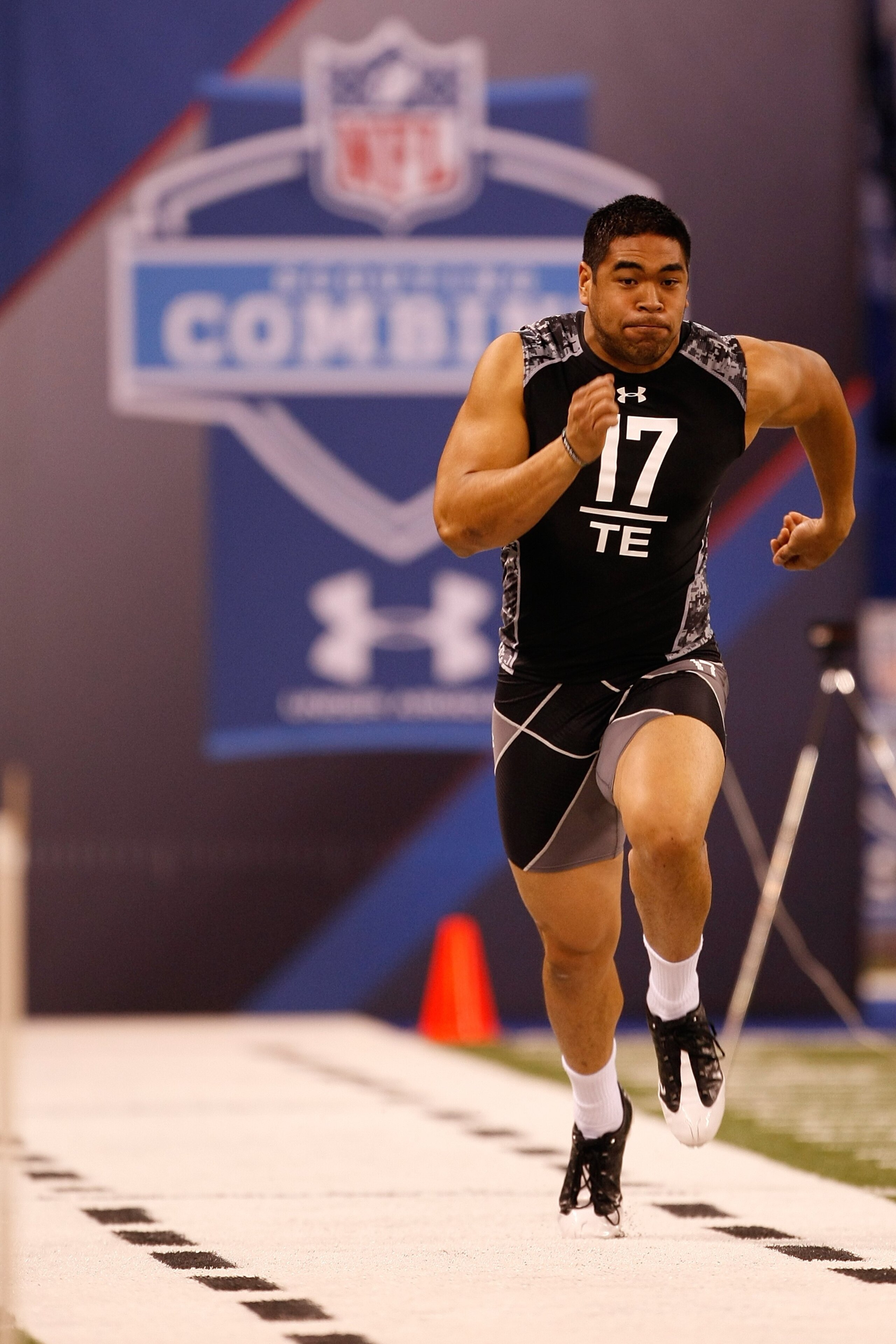 INDIANAPOLIS, IN - FEBRUARY 27: Tight end Tony Moeaki of Iowa runs the 40 yard dash during the NFL Scouting Combine presented by Under Armour at Lucas Oil Stadium on February 27, 2010 in Indianapolis, Indiana. (Photo by Scott Boehm/Getty Images)