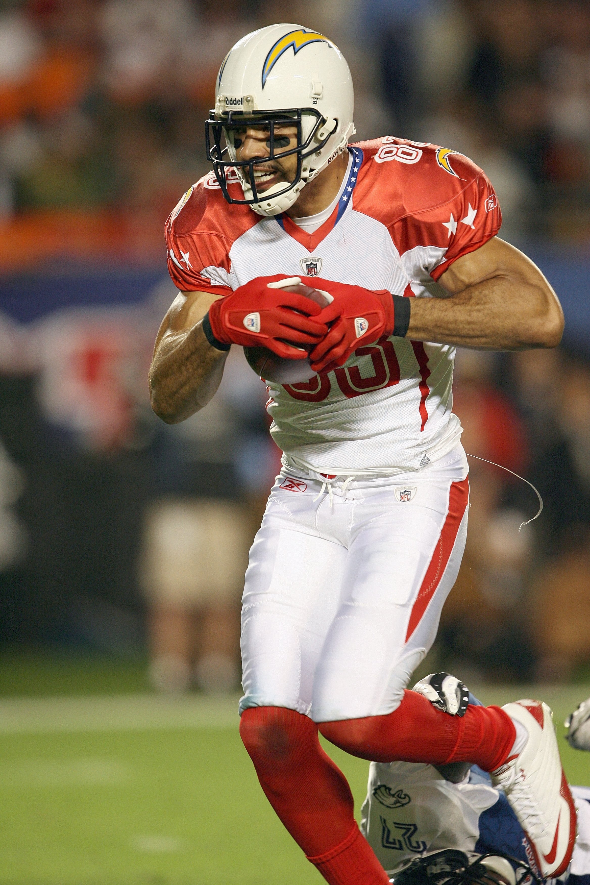 MIAMI GARDENS, FL - JANUARY 31:  Vincent Jackson #83 of the San Deigo Chargers carries the ball during the 2010 AFC-NFC Pro Bowl at Sun Life Stadium on January 31, 2010 in Miami Gardens, Florida. (Photo by Doug Benc/Getty Images)
