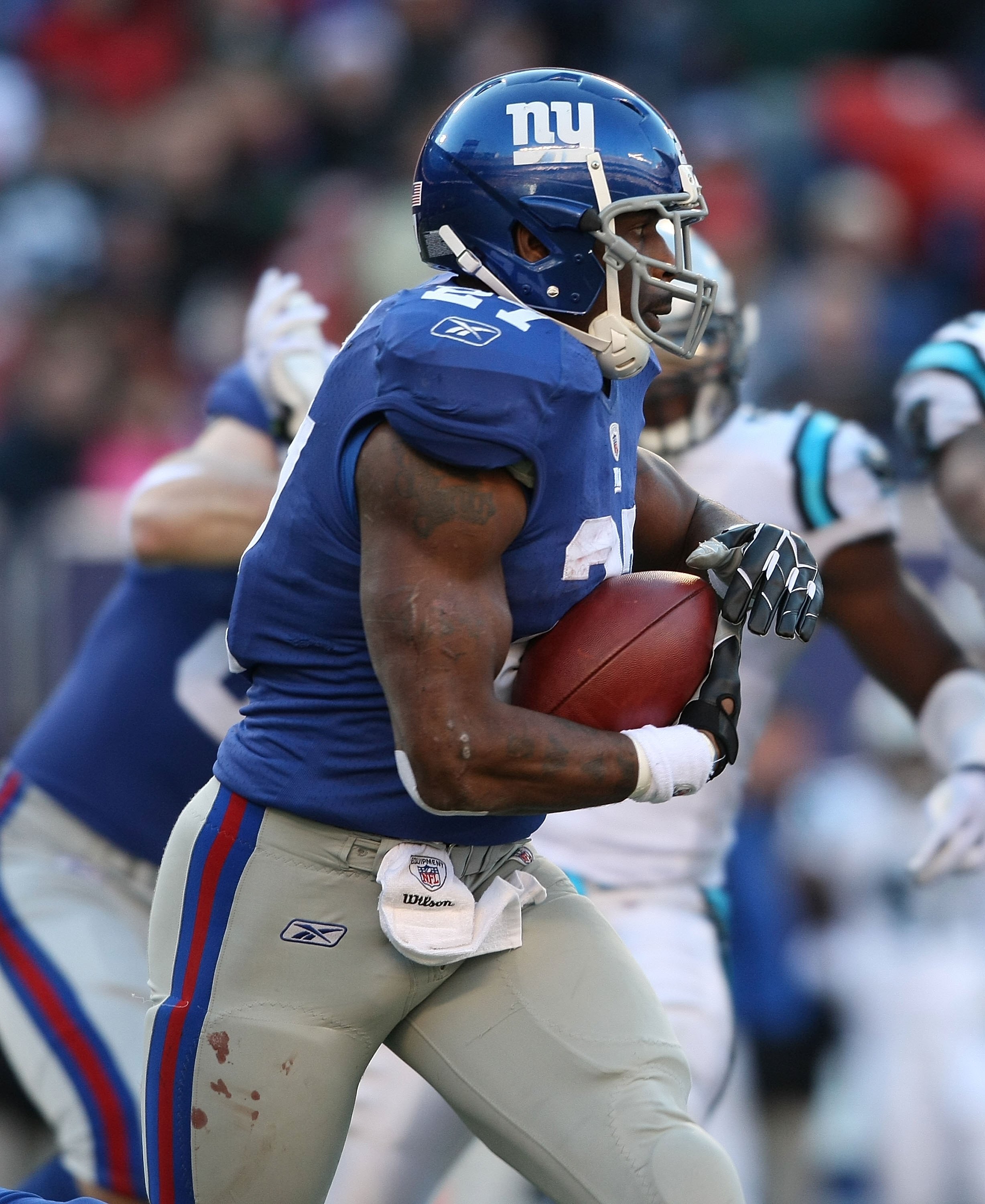 EAST RUTHERFORD, NJ - DECEMBER 27:  Brandon Jacobs #27 of the New York Giants rushes against the Carolina Panthers at Giants Stadium on December 27, 2009 in East Rutherford, New Jersey.  (Photo by Nick Laham/Getty Images)
