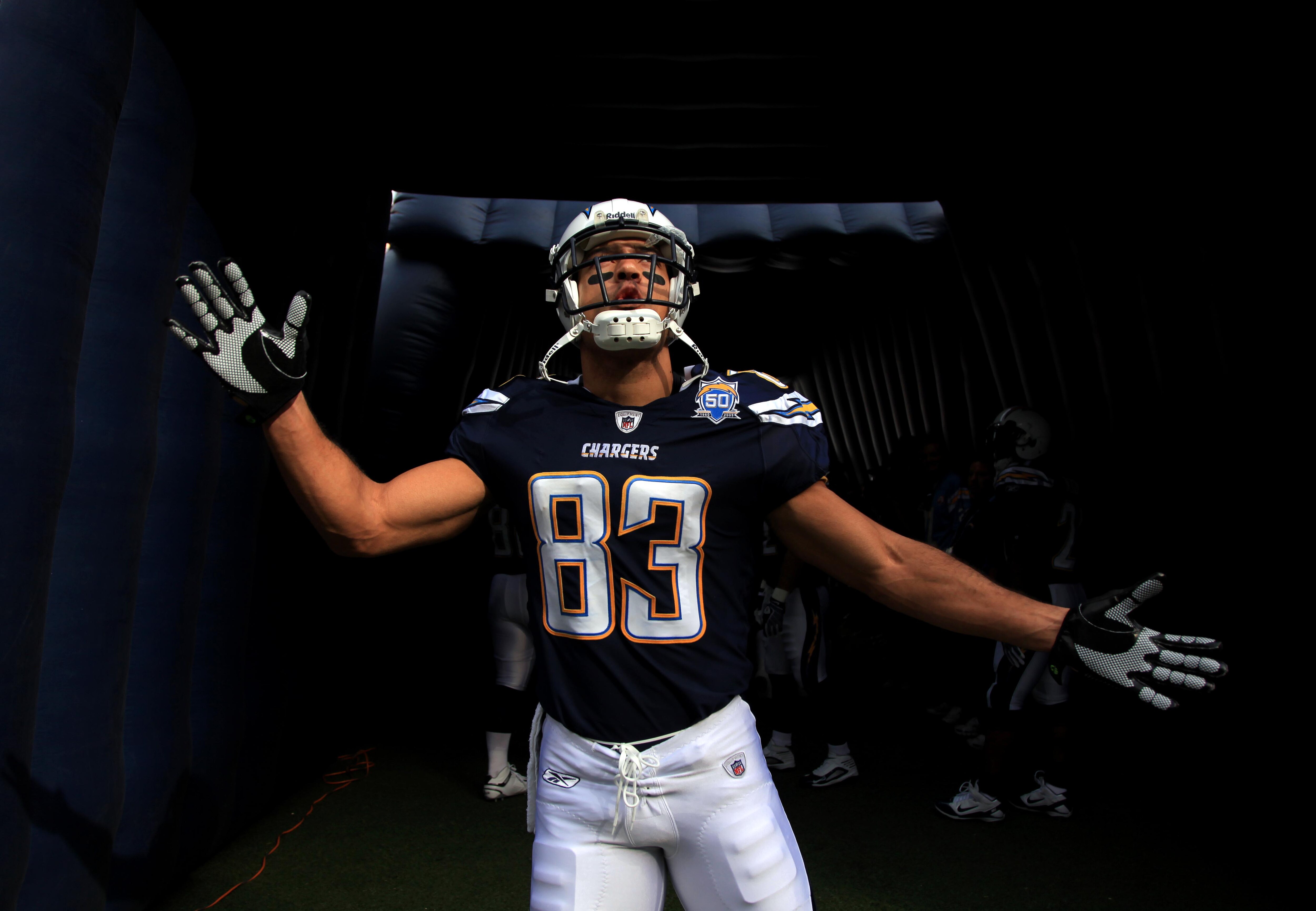 SAN DIEGO, CA - DECEMBER 20:  Wide receiver Vincent Jackson #83 of the San Diego Chargers prepares to enter the game against the Cincinnati Bengals during the NFL game on December 20, 2009 at Qualcomm Stadium in San Diego, California.  (Photo by Donald Mi