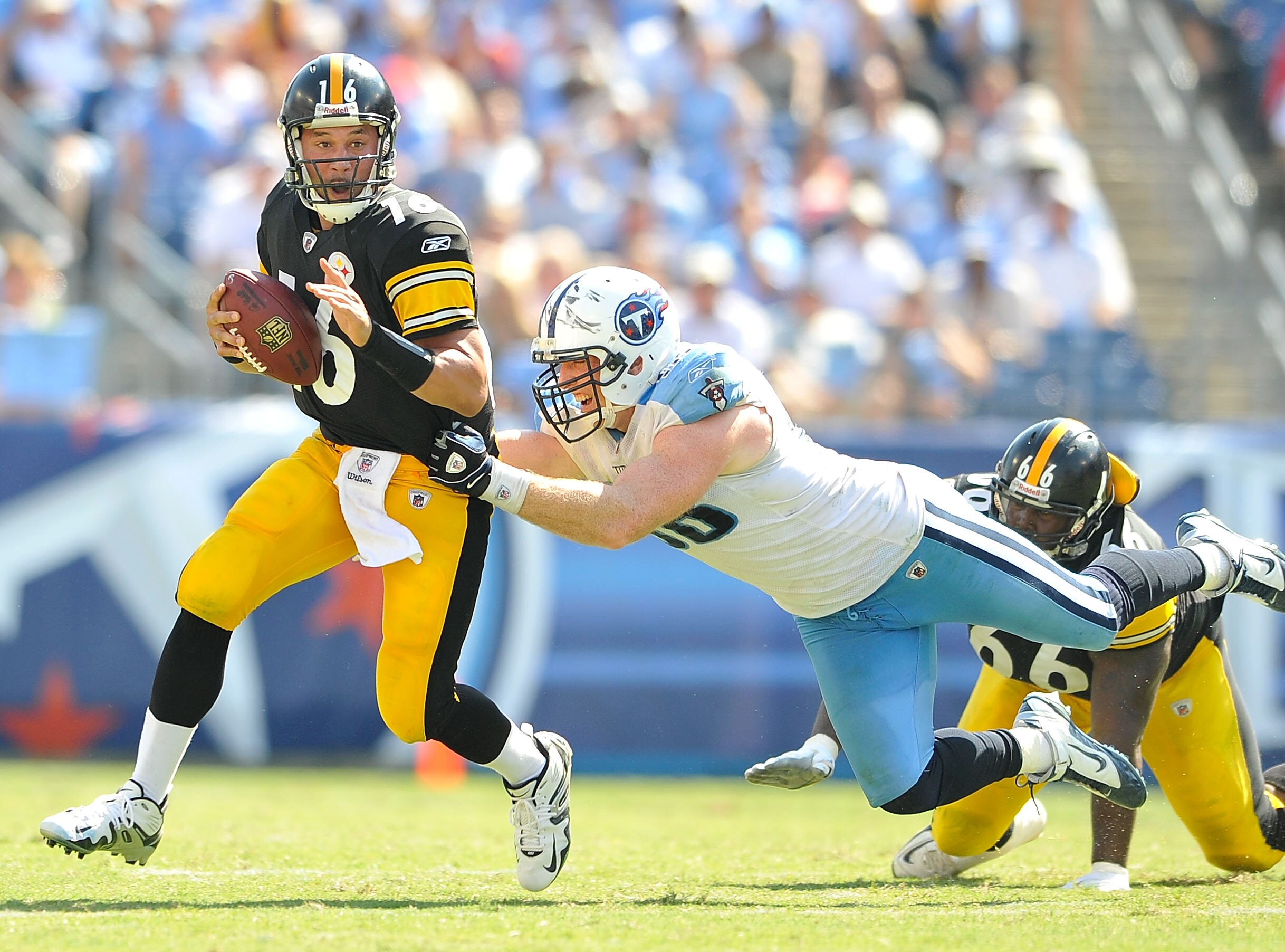 NASHVILLE, TN - SEPTEMBER 19:  Dave Ball #98 of the Tennessee Titans sacks quarterback Charlie Batch #16 at LP Field on September 19, 2010 in Nashville, Tennessee. The Steelers won 19-11.  (Photo by Grant Halverson/Getty Images)