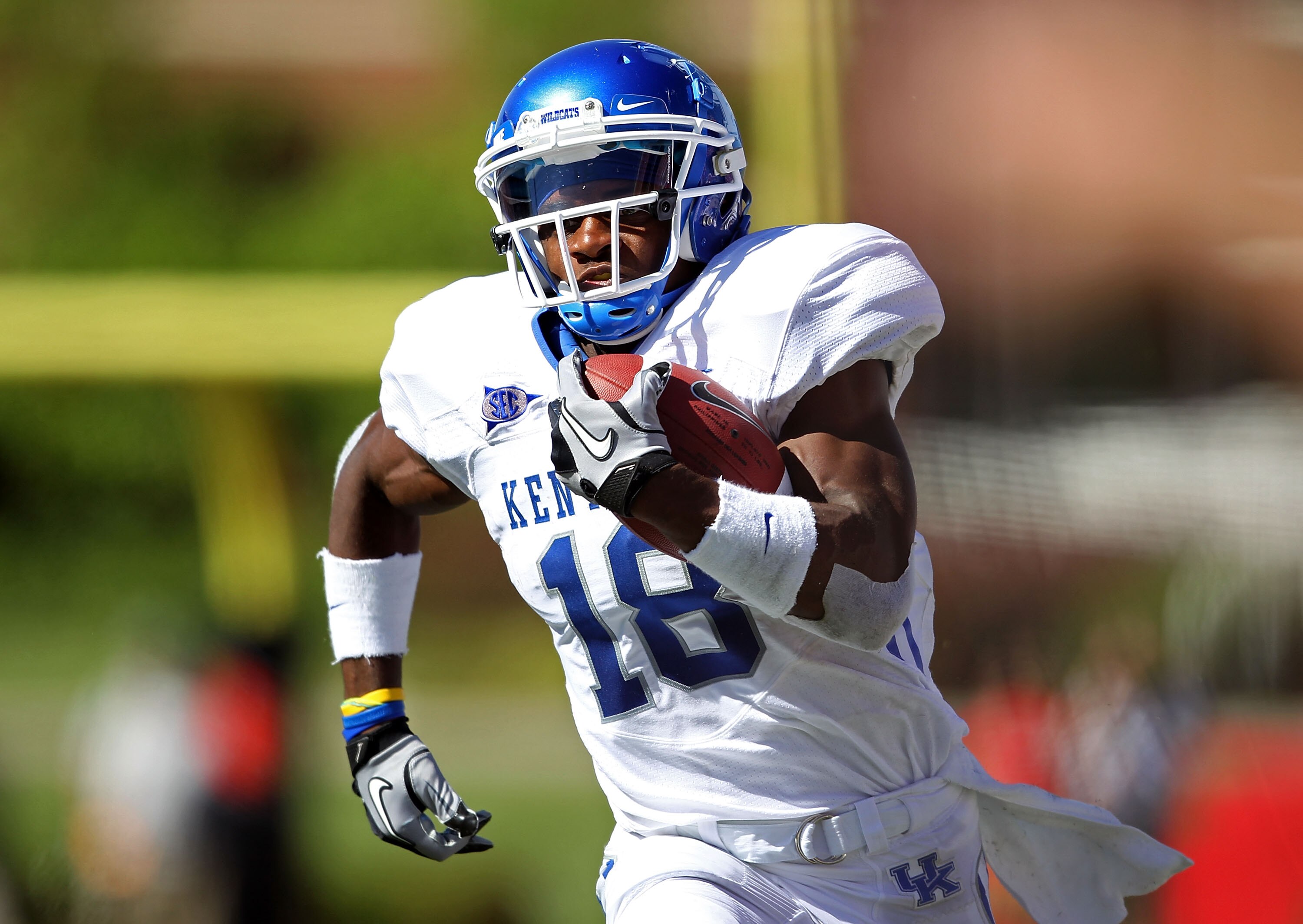 LOUISVILLE, KY - SEPTEMBER 04:  Randall Cobb #18 of the Kentucky Wildcats runs for a touchdown during the game against the Louisville Cardinals at Papa John's Cardinal Stadium on September 4, 2010 in Louisville, Kentucky.  (Photo by Andy Lyons/Getty Image