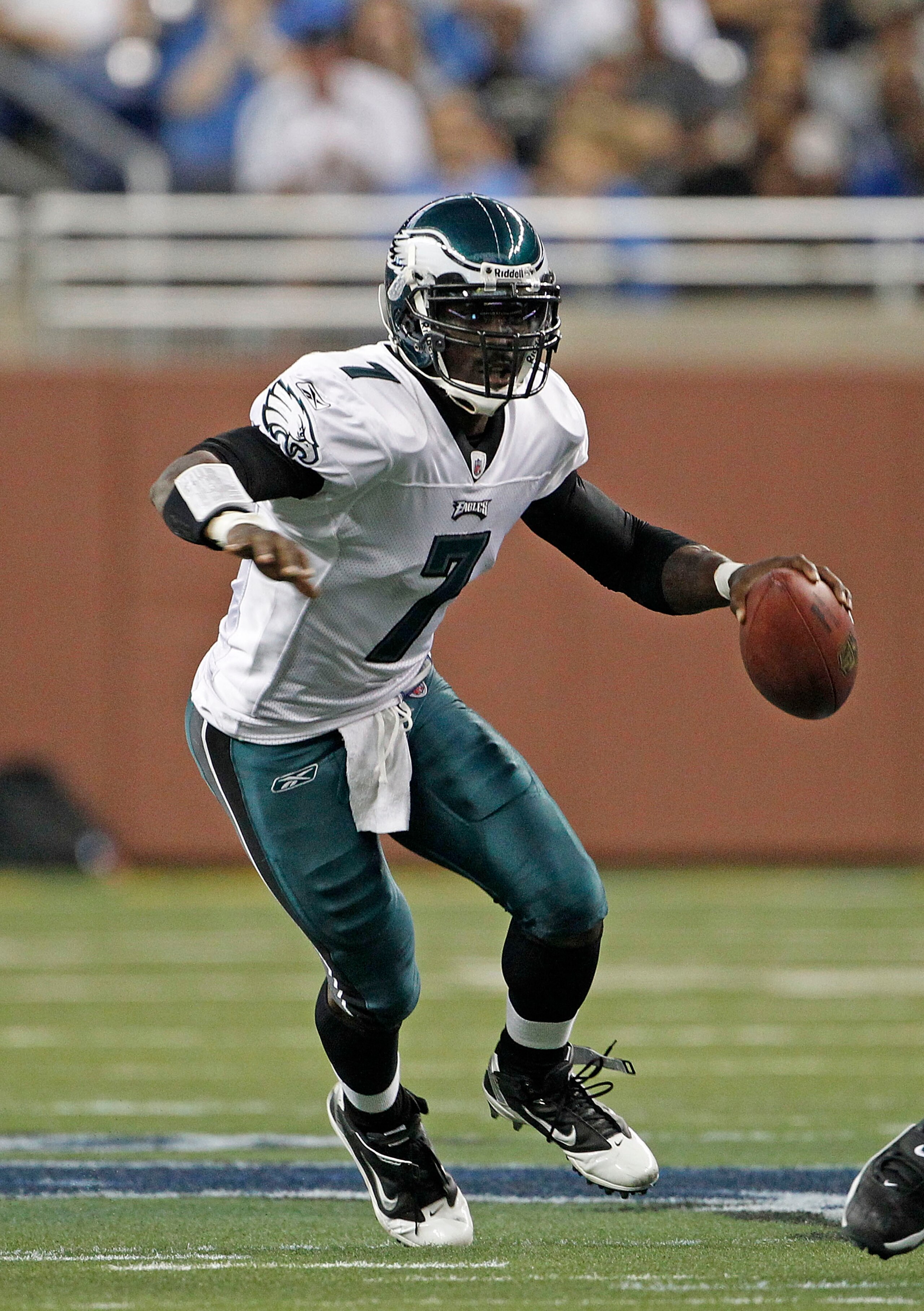 DETROIT - SEPTEMBER 19:  Michael Vick #7 of the Philadelphia Eagles scrambles for a first down during the game against the Detroit Lions at Ford Field on September 19, 2010 in Detroit, Michigan. The Eagles defeated the Lions 35-32.  (Photo by Leon Halip/G