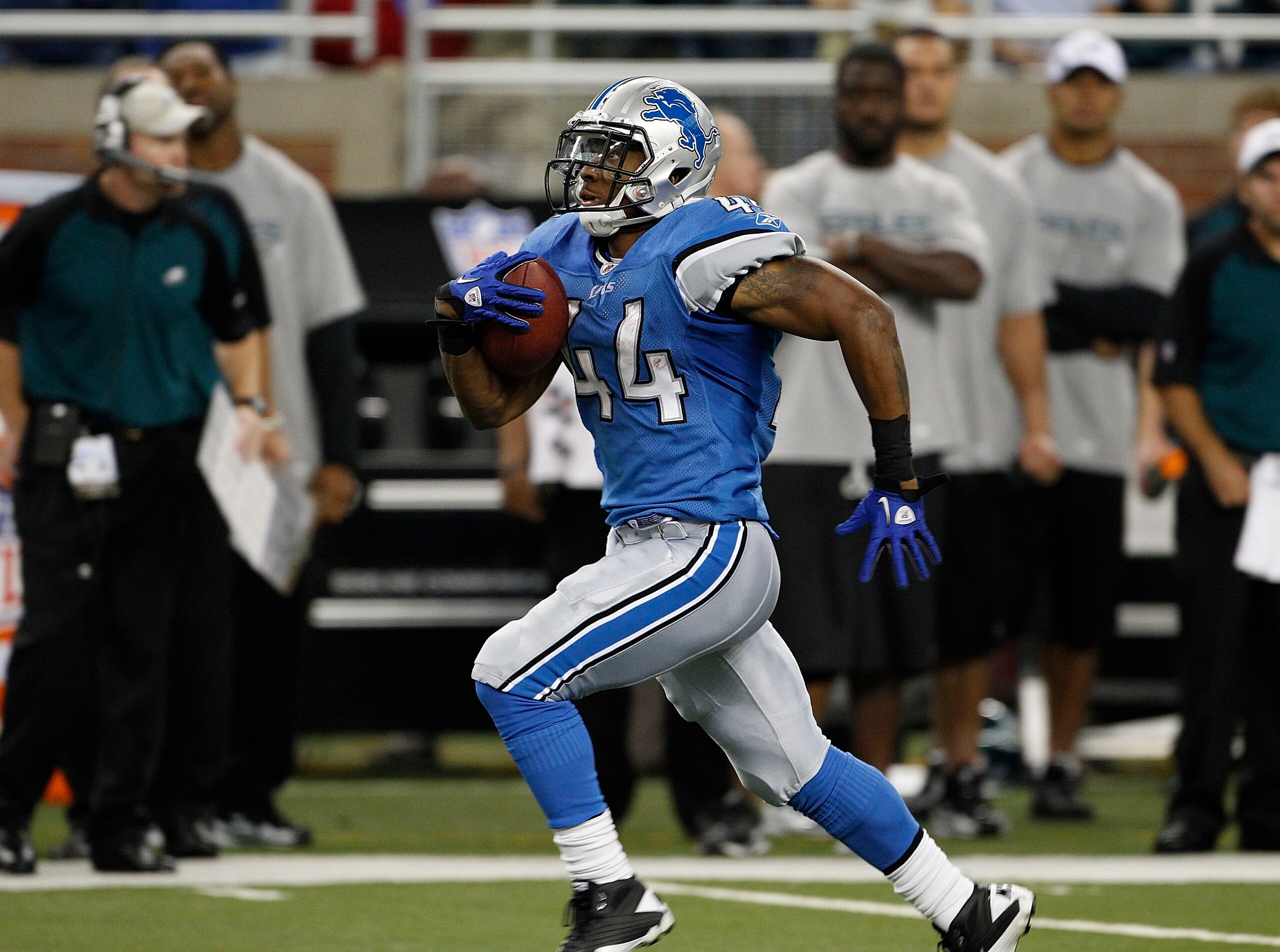 DETROIT - SEPTEMBER 19: Jahvid Best #44 of the Detroit Lions scores on a 75 yard pass from Shaun Hill #14 during the second quarter of the game against the Philadelphia Eagles at Ford Field on September 19, 2010 in Detroit, Michigan.  (Photo by Leon Halip