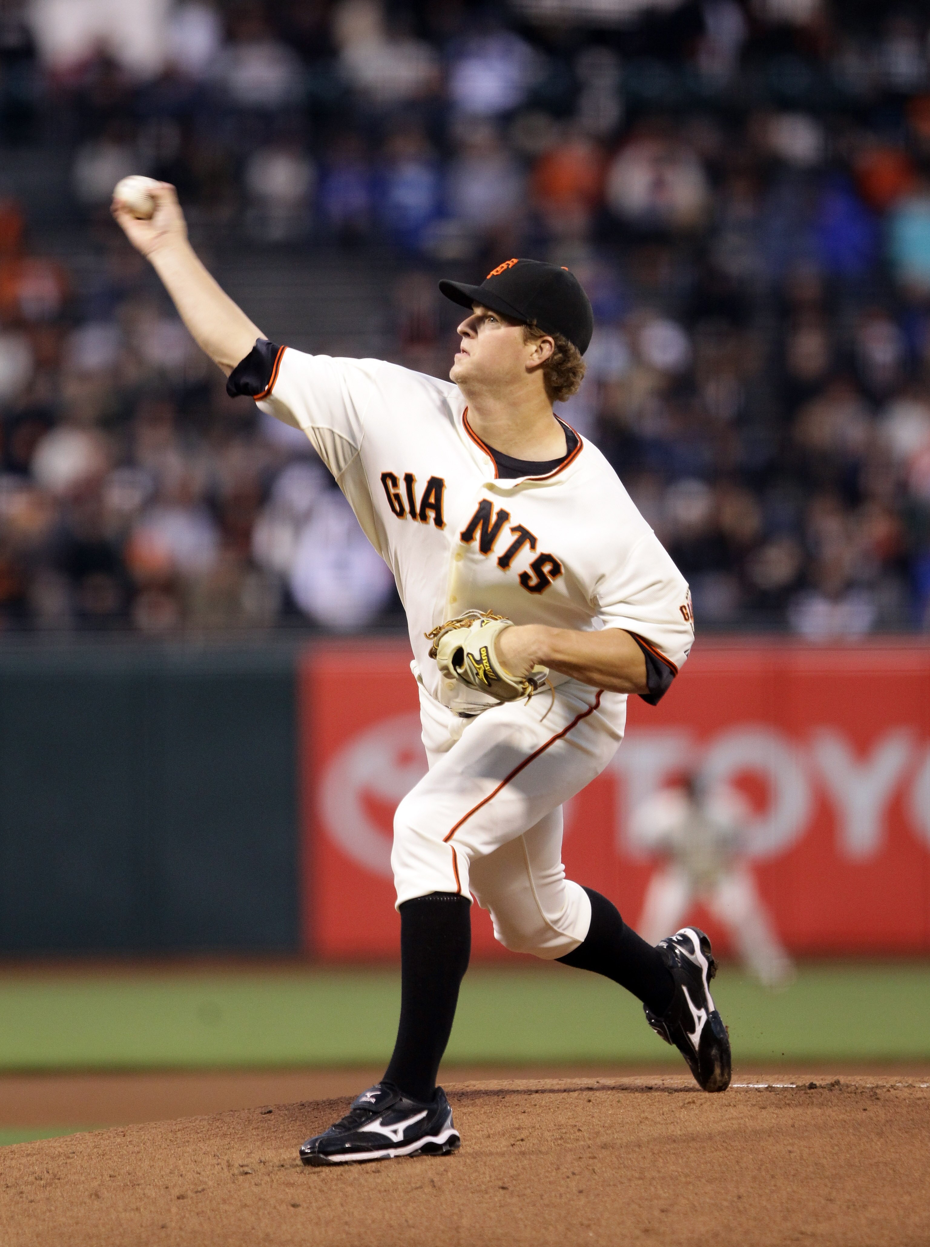 SAN FRANCISCO - SEPTEMBER 15:  Matt Cain #18 of the San Francisco Giants pitches against the Los Angeles Dodgers at AT&T Park on September 15, 2010 in San Francisco, California.  (Photo by Ezra Shaw/Getty Images)