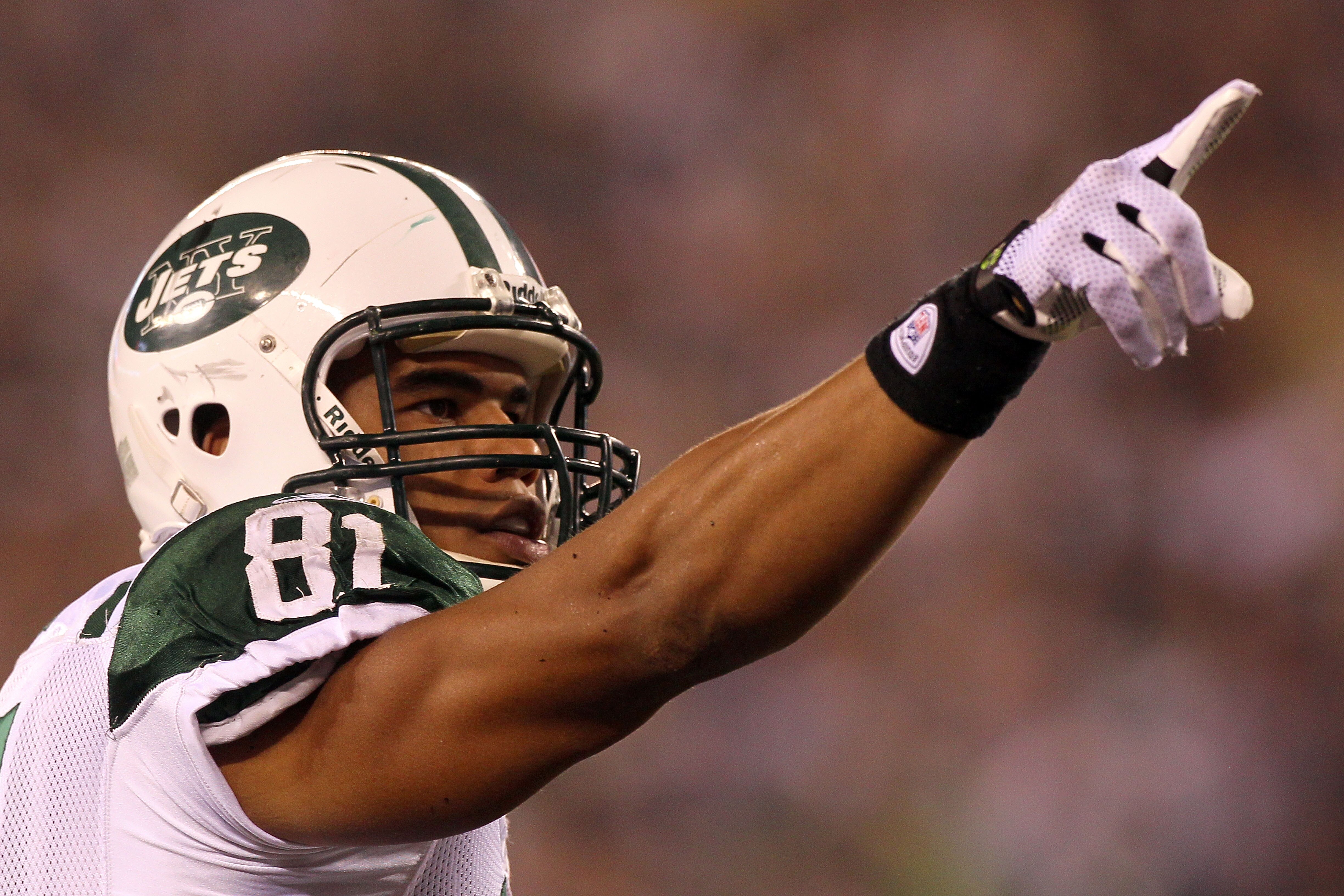 EAST RUTHERFORD, NJ - SEPTEMBER 13:  Dustin Keller #81 of the New York Jets reacts after a play against the Baltimore Ravens during their home opener at the New Meadowlands Stadium on September 13, 2010 in East Rutherford, New Jersey.  (Photo by Jim McIsa